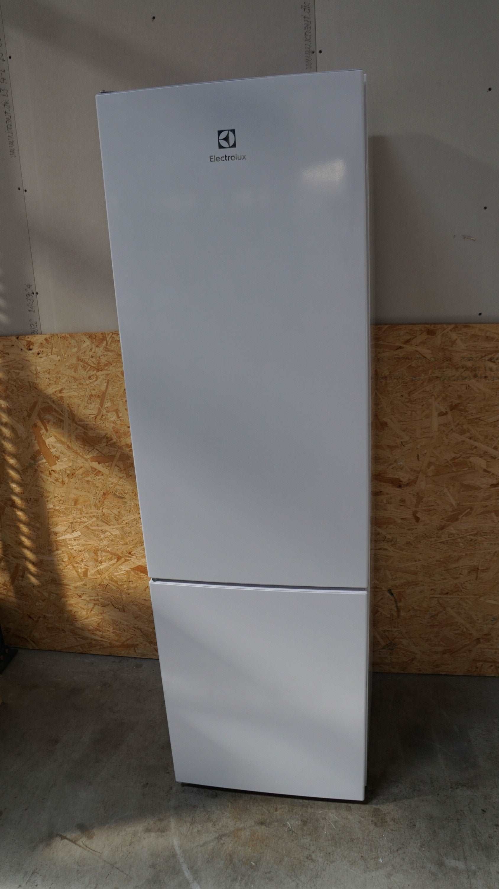 Electrolux køle-fryseskab LNB3AF26W0
