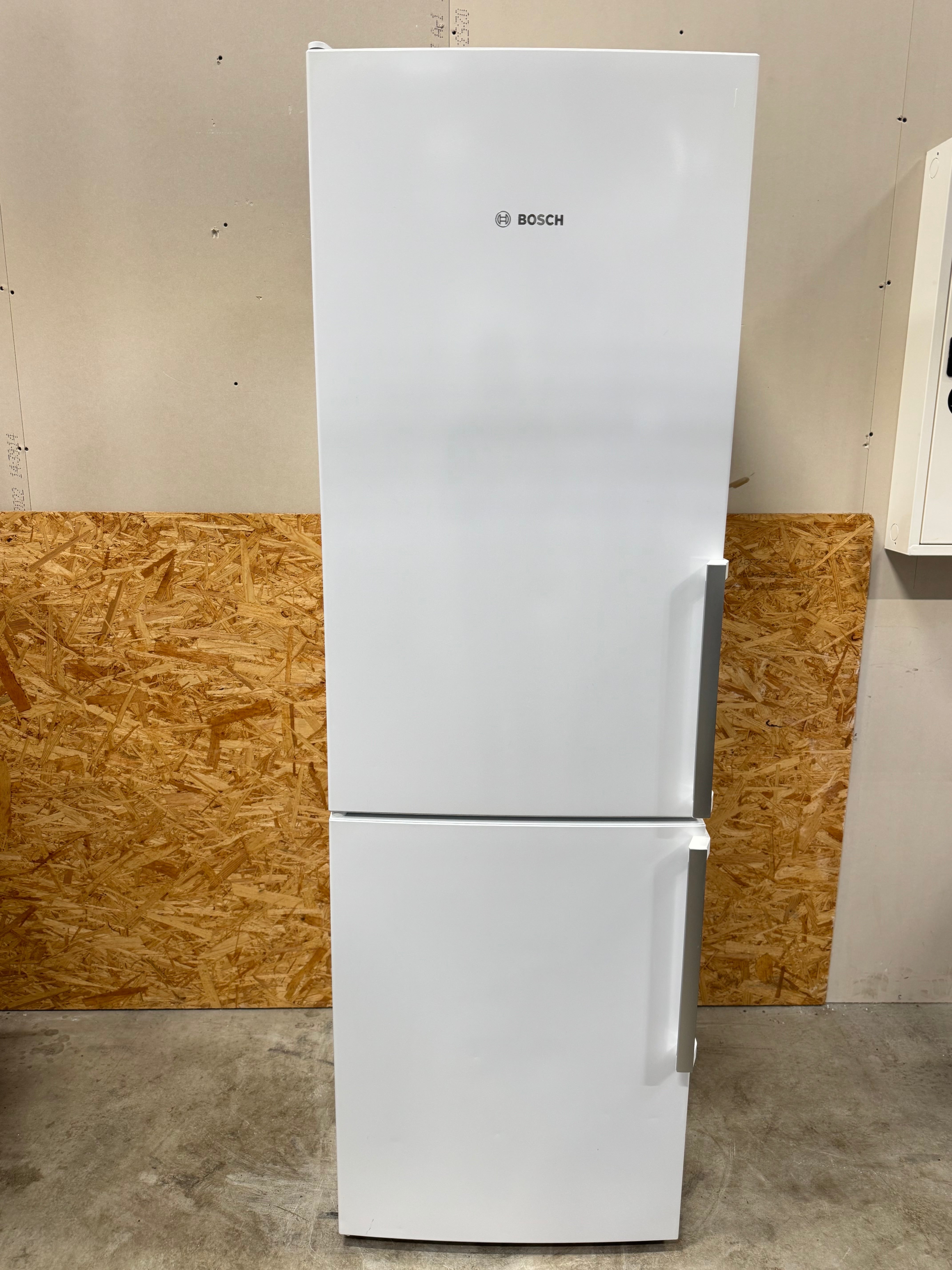 Bosch køle/fryseskab KGE36AW40 - D16539