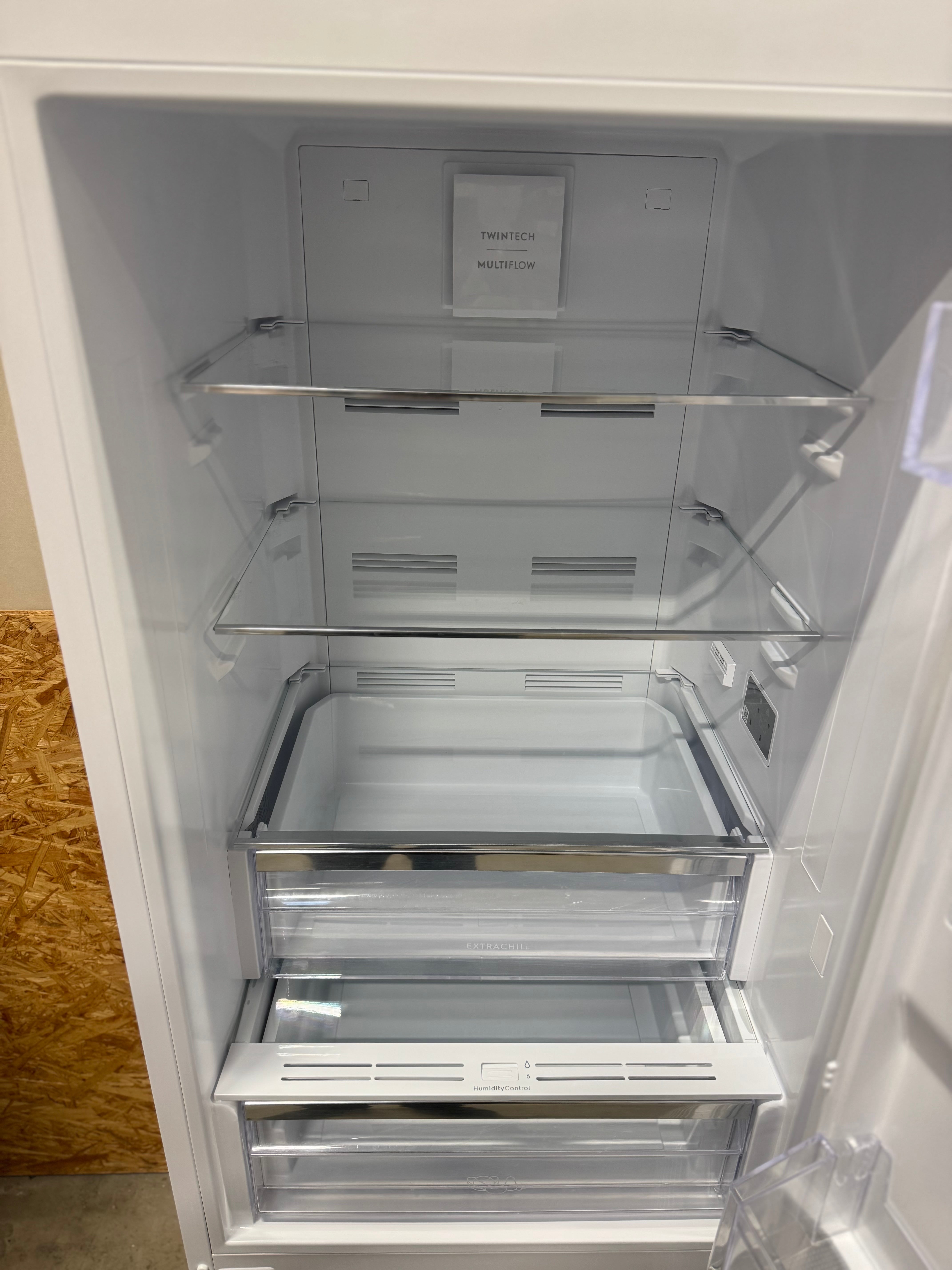 Electrolux køle/fryseskab LNC7ME32W4 - D17760