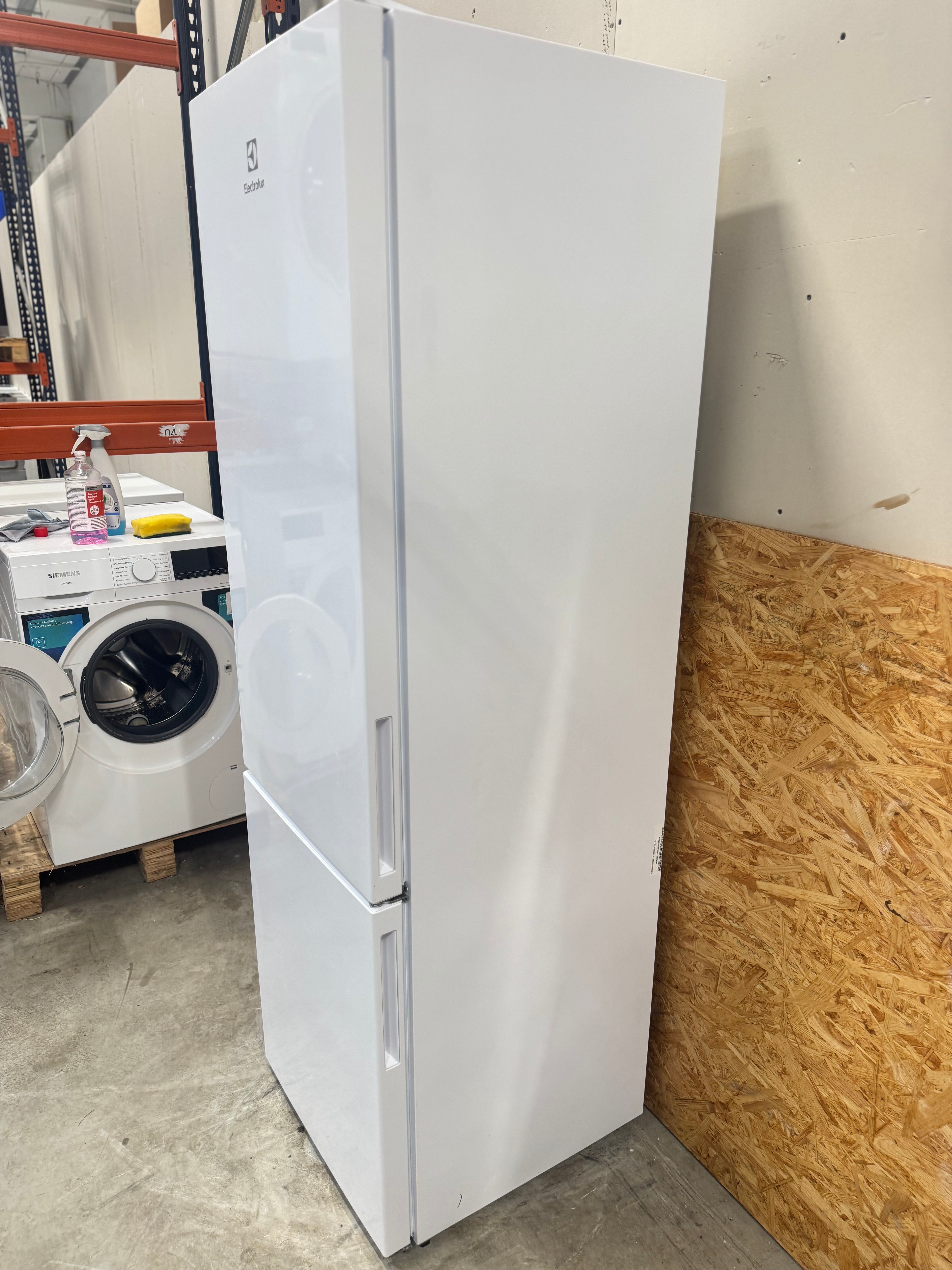 Electrolux køle/fryseskab LNB3AF26W0 - D16445