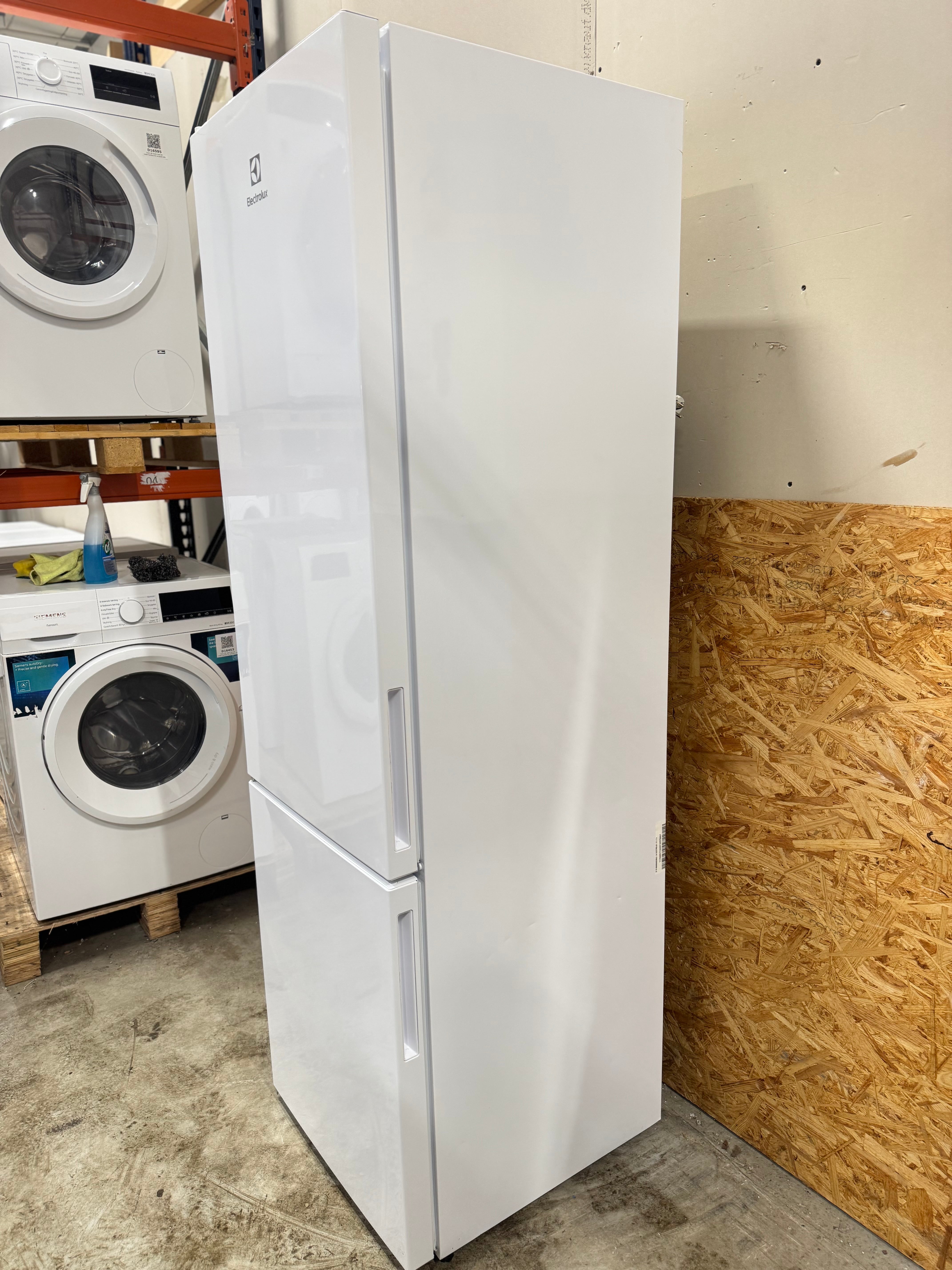 Electrolux køle/fryseskab LNB3AF26W0 - D17363