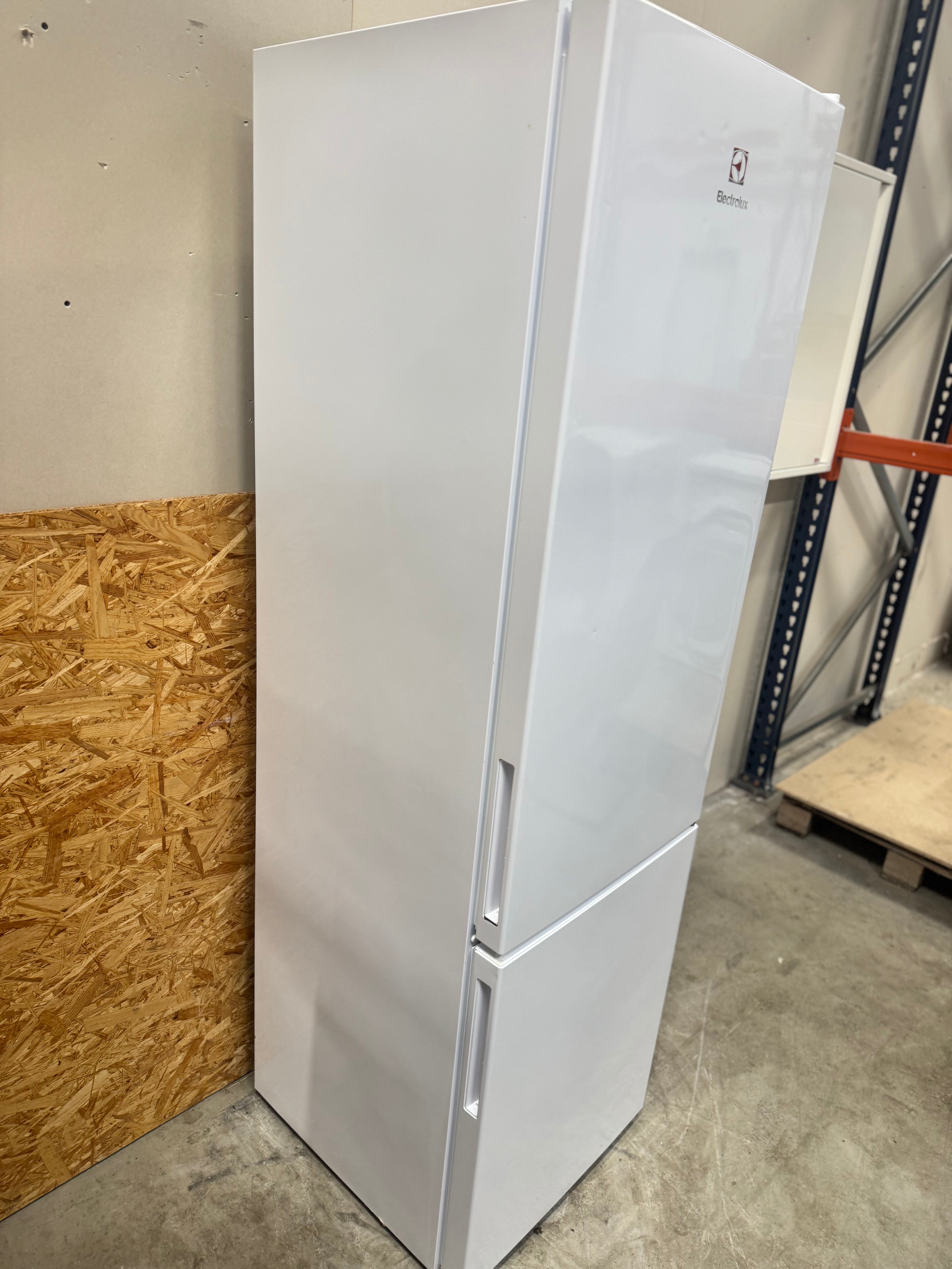 Electrolux køle/fryseskab LNB3AF26W0 - D16445