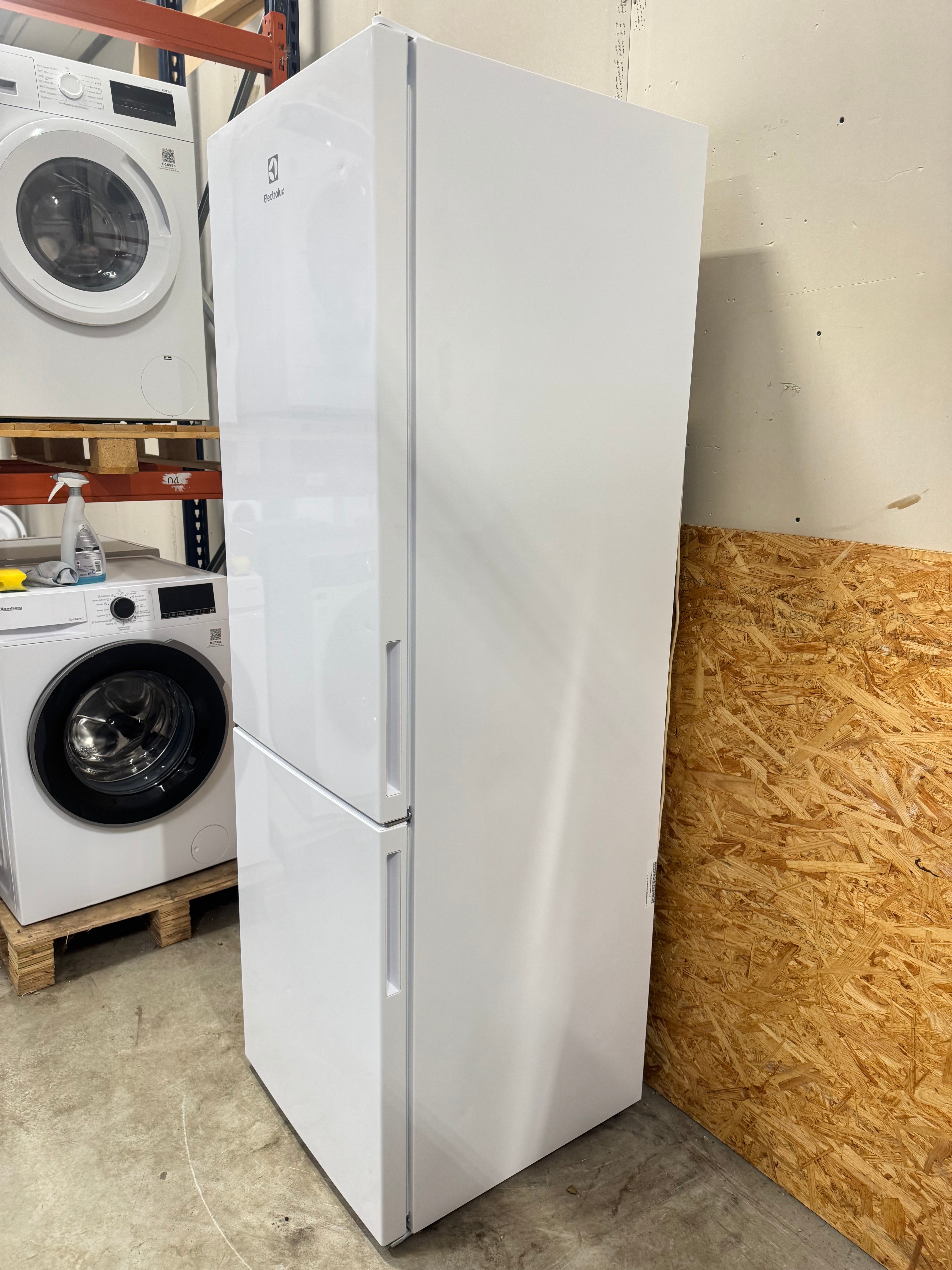 Electrolux køle/fryseskab LNC7ME32W4 - D17760