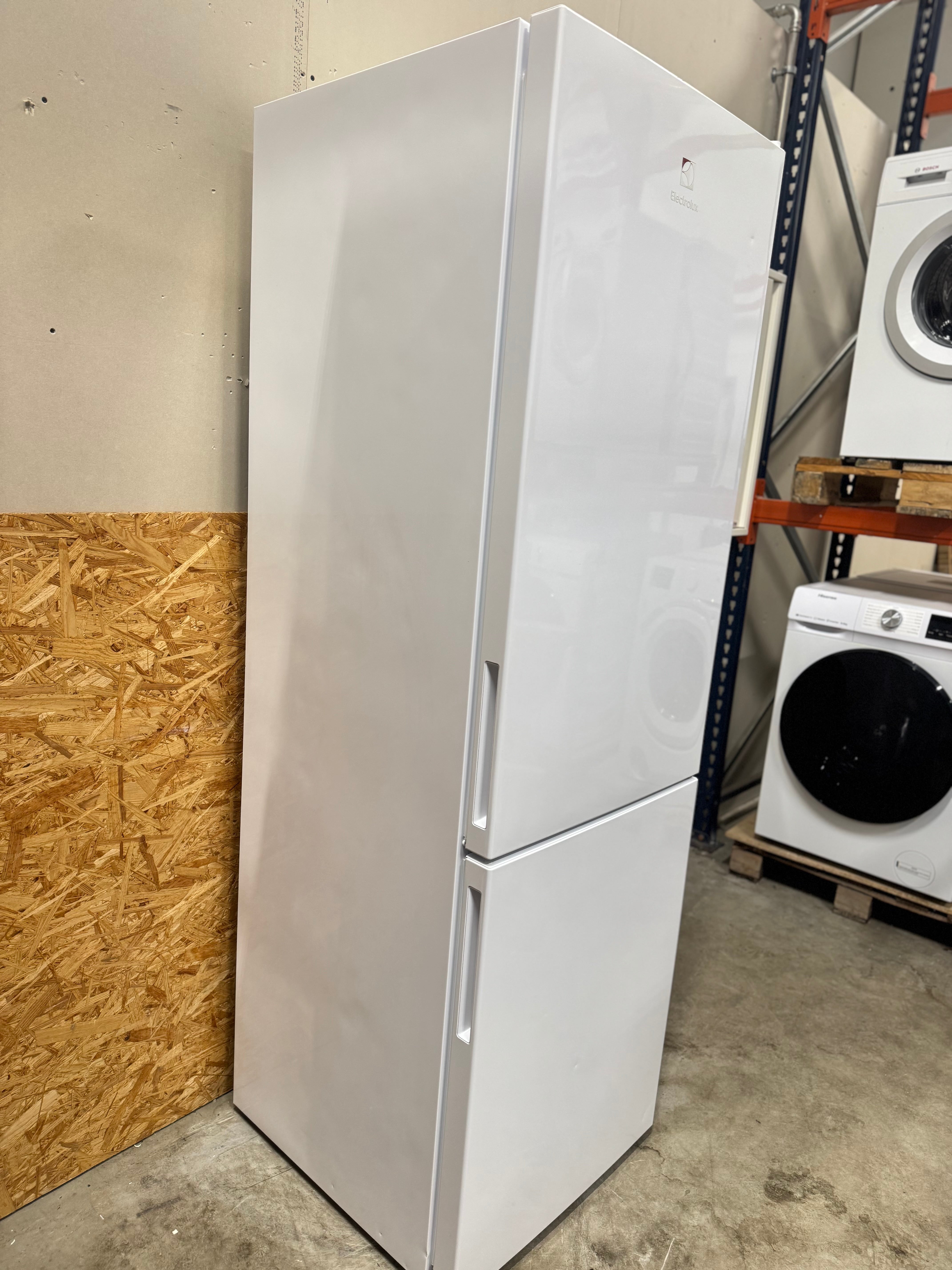 Electrolux køle/fryseskab LNC7ME32W4 - D17760