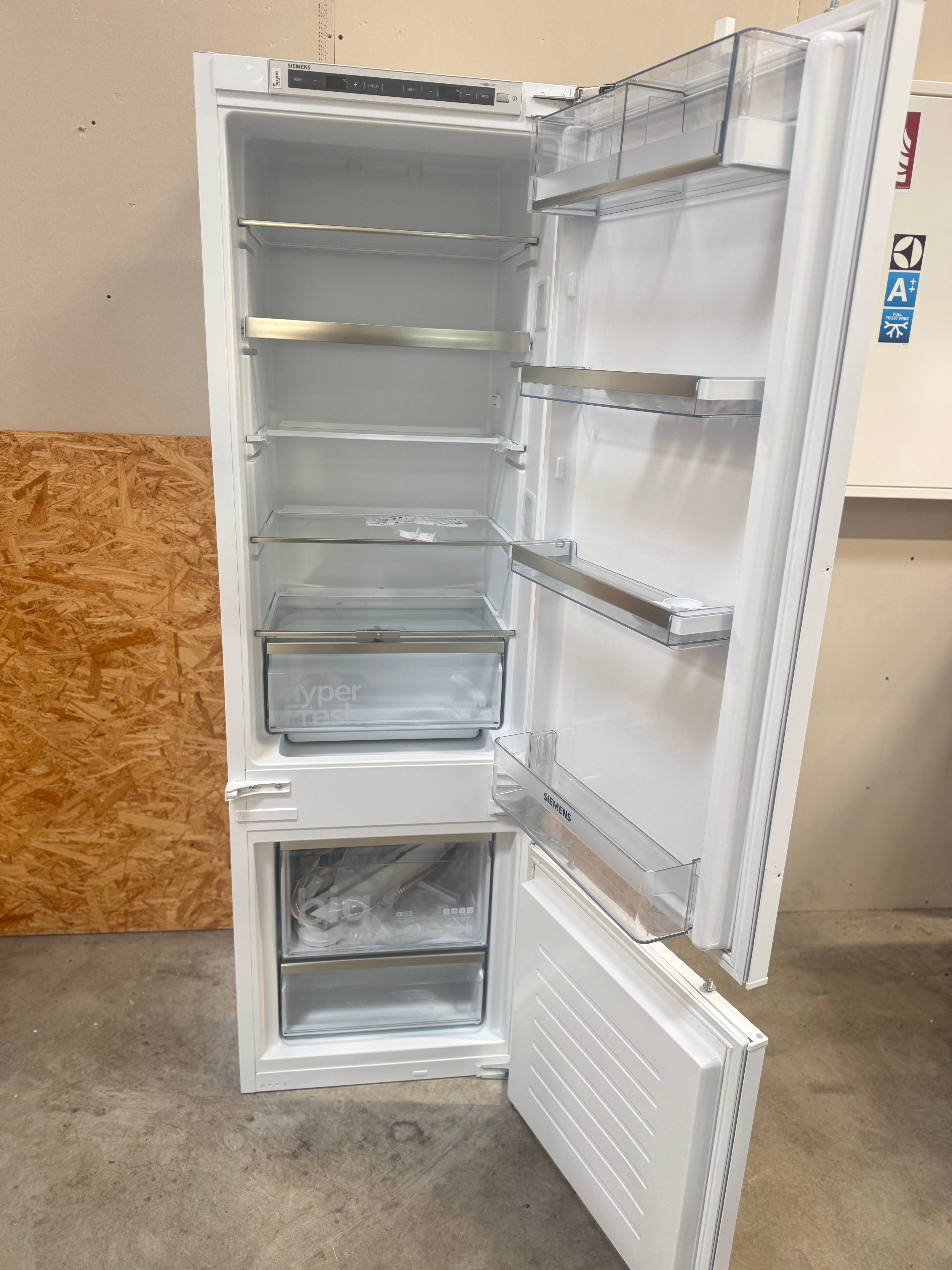 Siemens integrerbar køle/fryseskab KI87SAD30 - D18707