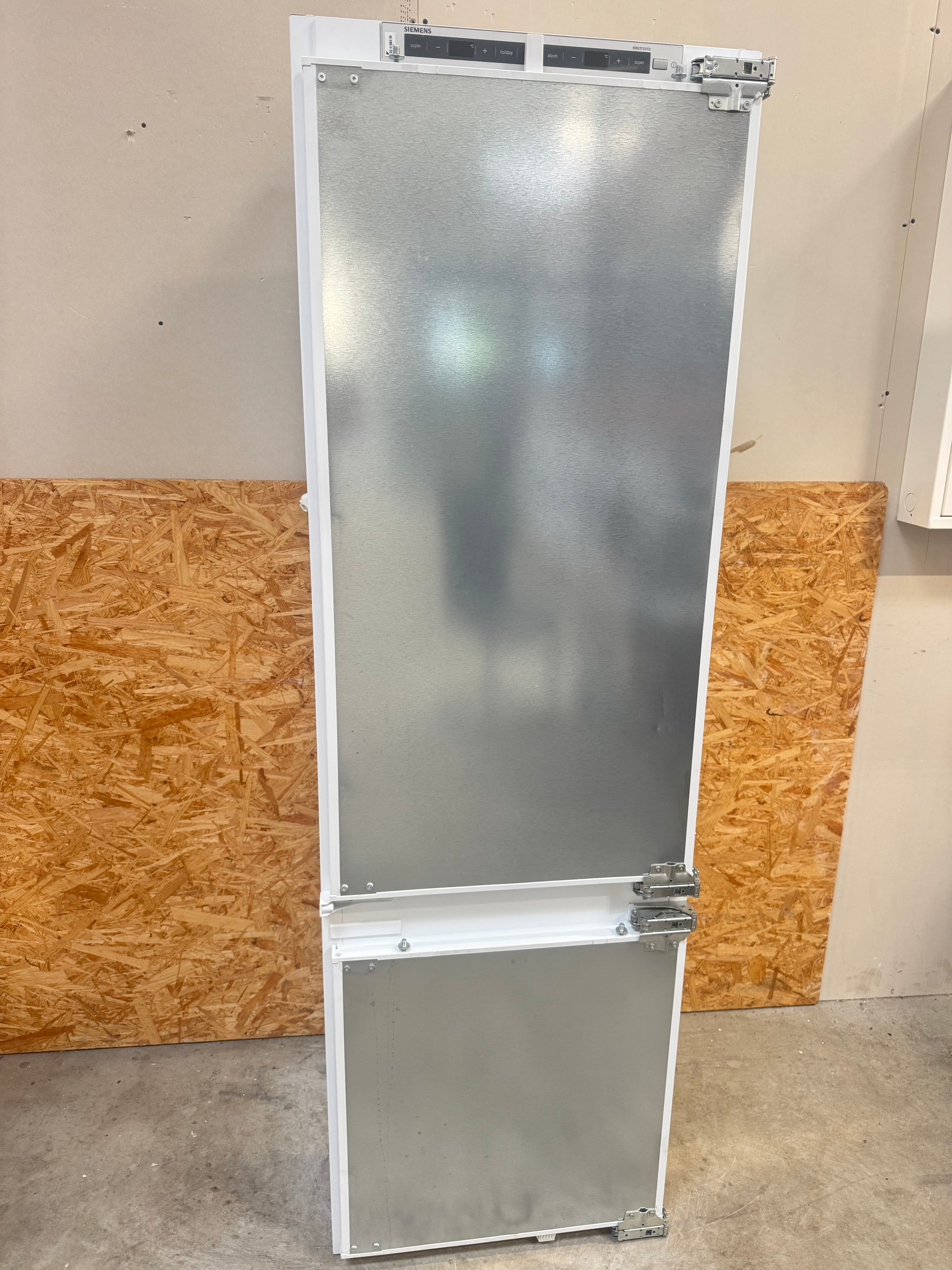 Siemens integrerbar køle/fryseskab KI87SAD30 - D18707