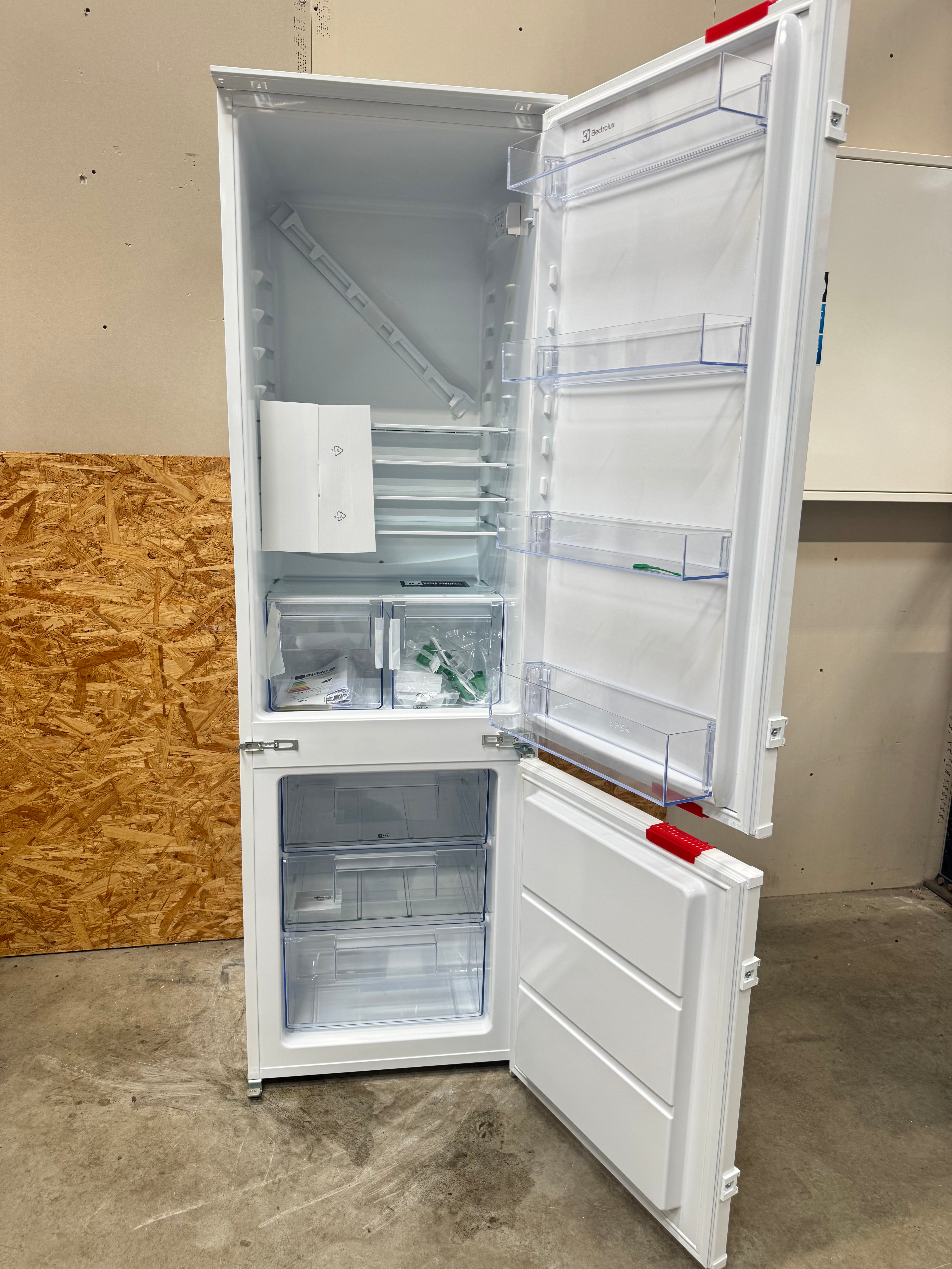 Electrolux integrerbart køle/fryseskab KNS5LE18S - D19151