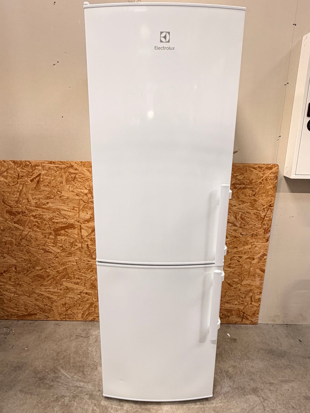 Electrolux køle/fryseskab KNT4TF33W2 - D20244