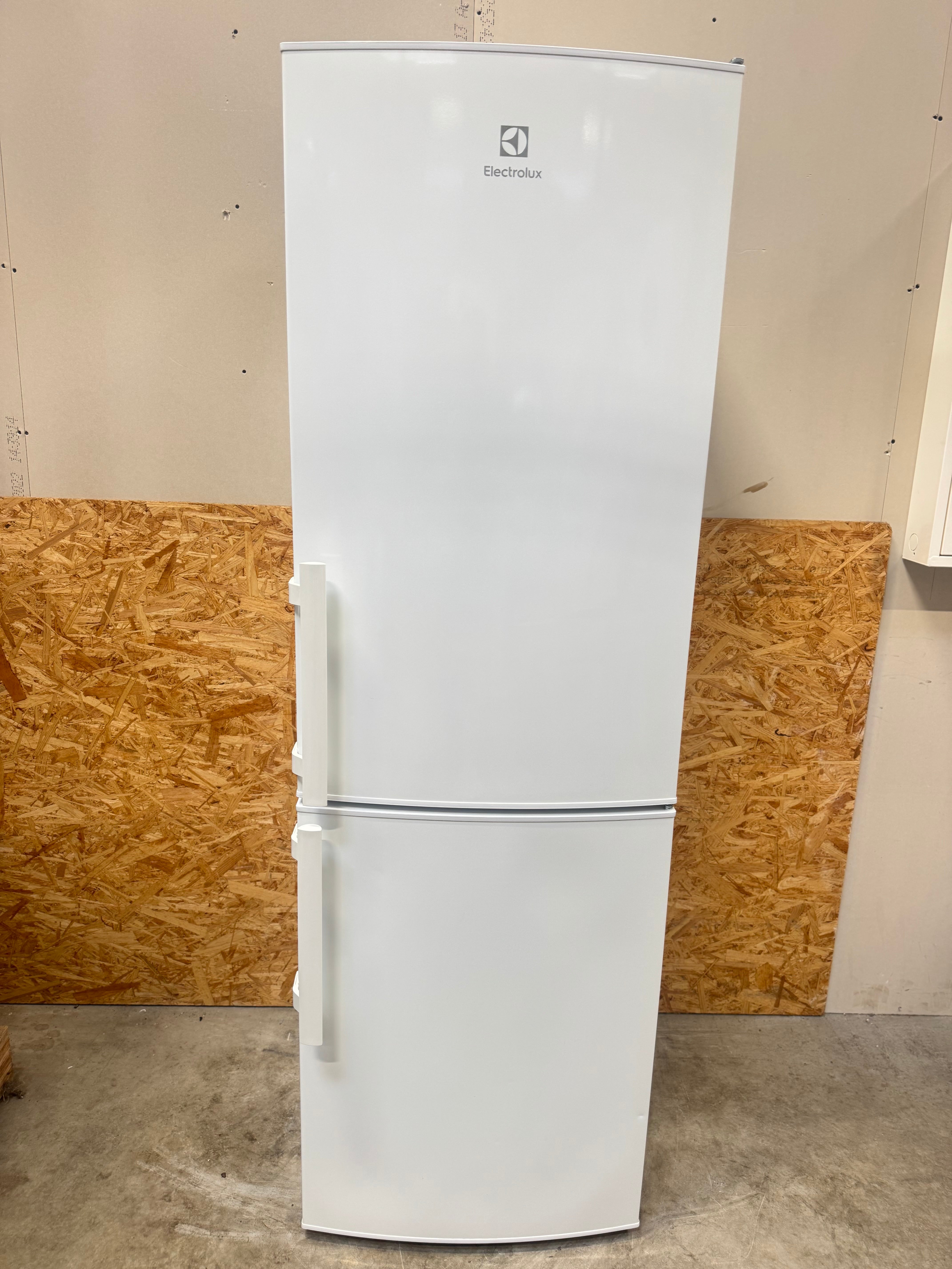 Electrolux køle/fryseskab S53420CNW2 - D18205