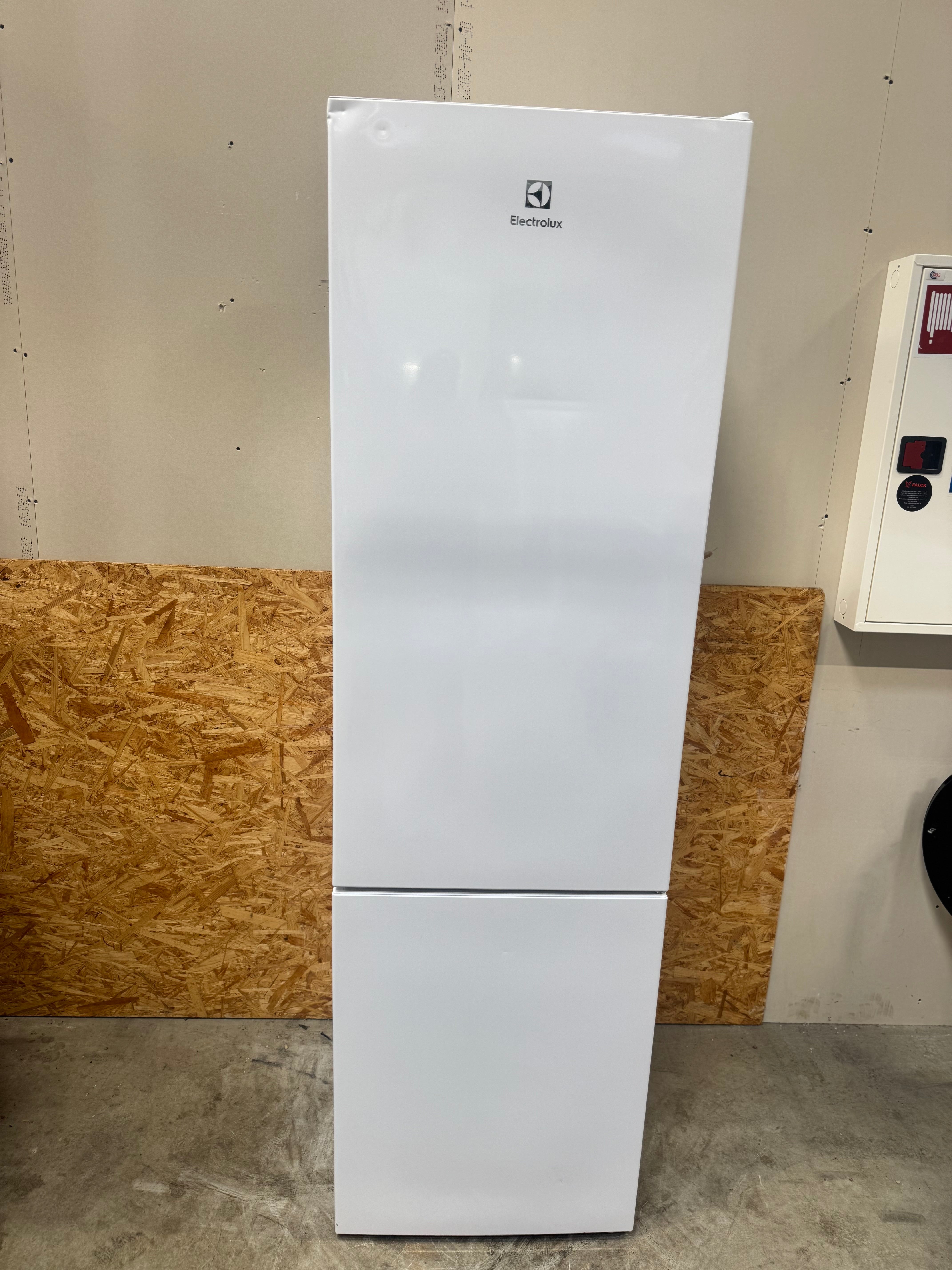 Electrolux køle/fryseskab LNC7ME34W1 - D16208
