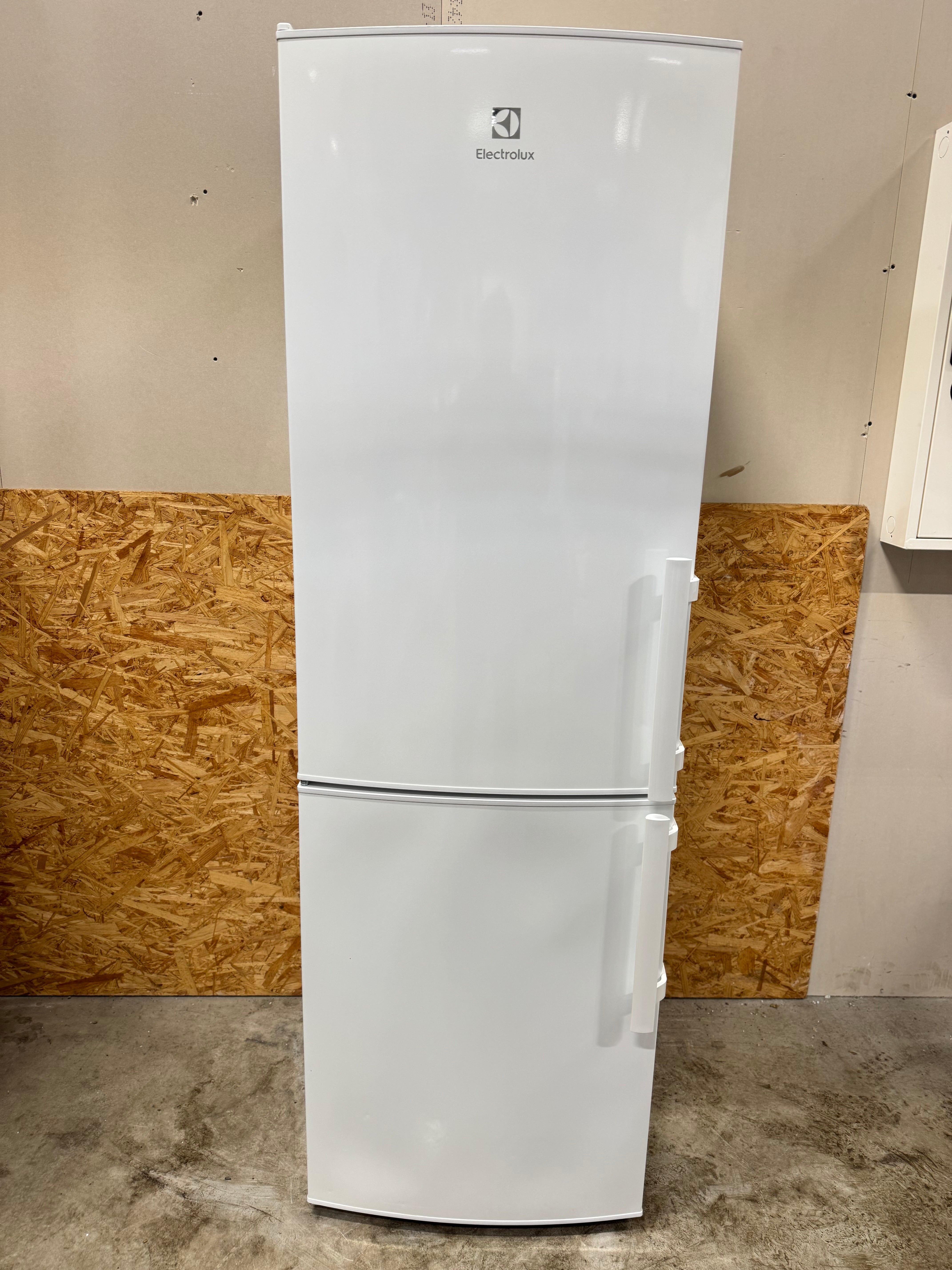 Electrolux køle/fryseskab KNT4TF33W2 - D17365