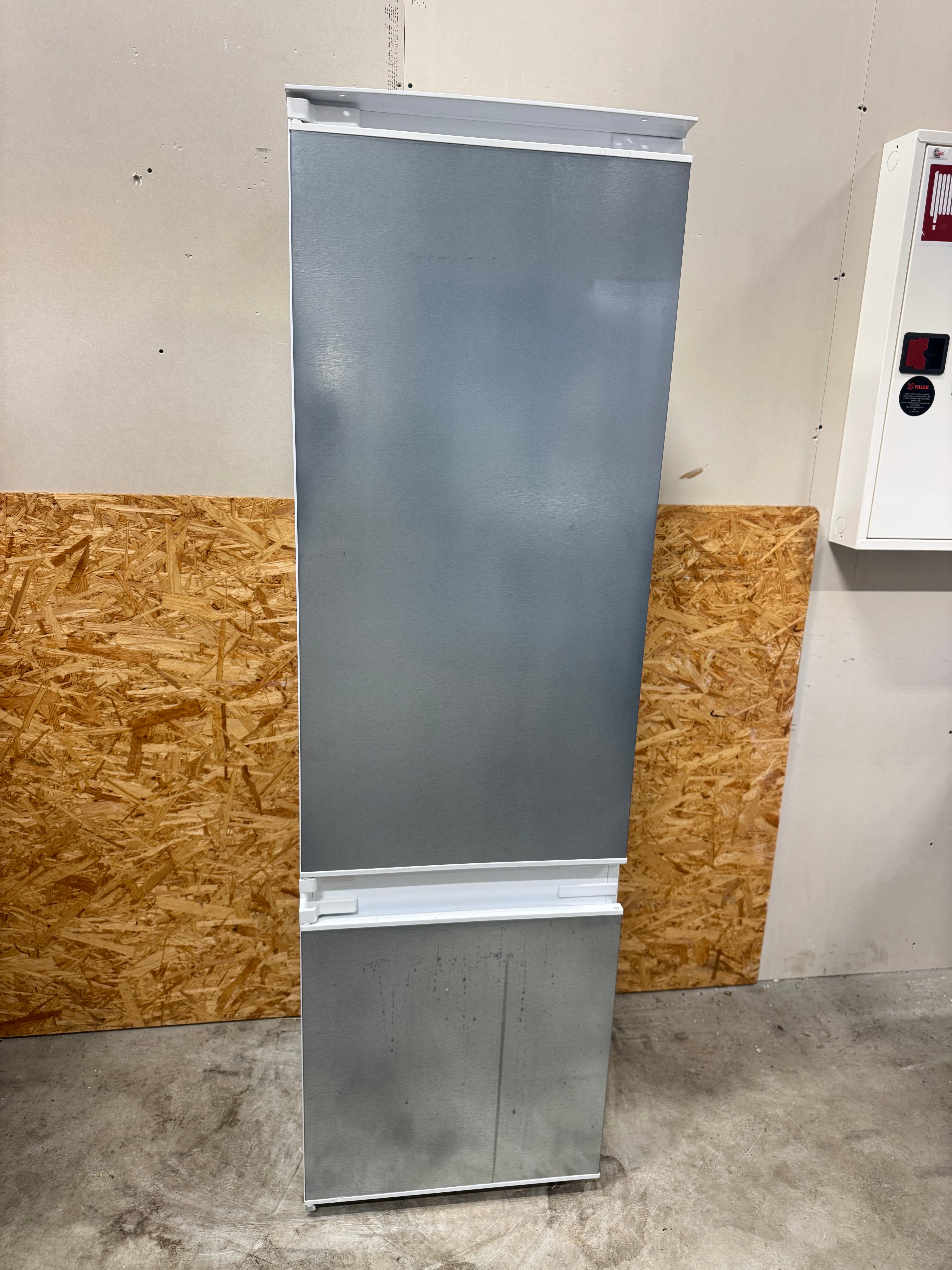 Siemens integrerbar køle/fryseskab KI38VV20 - D17380