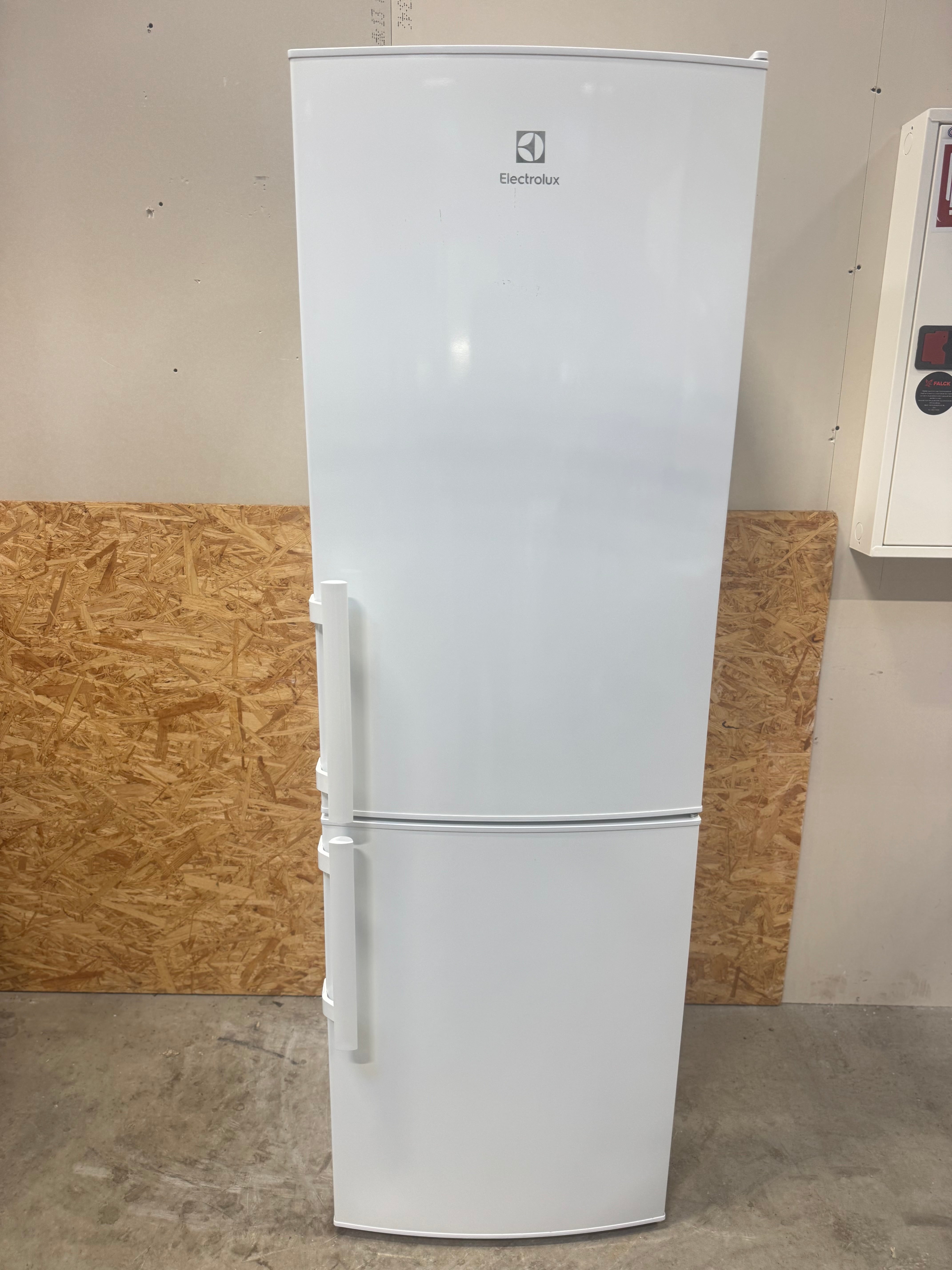 Electrolux køle/fryseskab KNT4TF33W2 - D16688