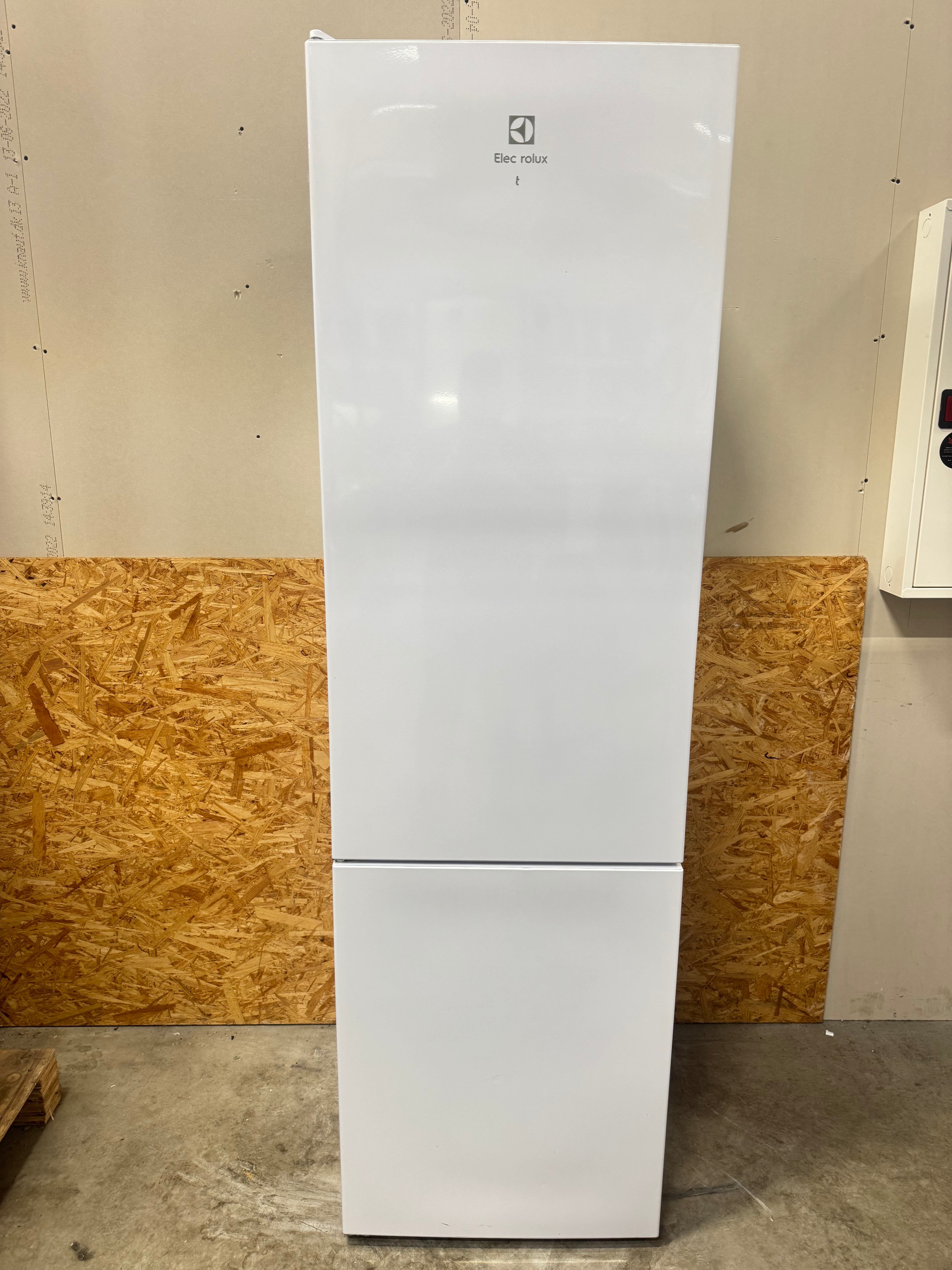 Electrolux køle/fryseskab LNC7ME34W1 - D18036