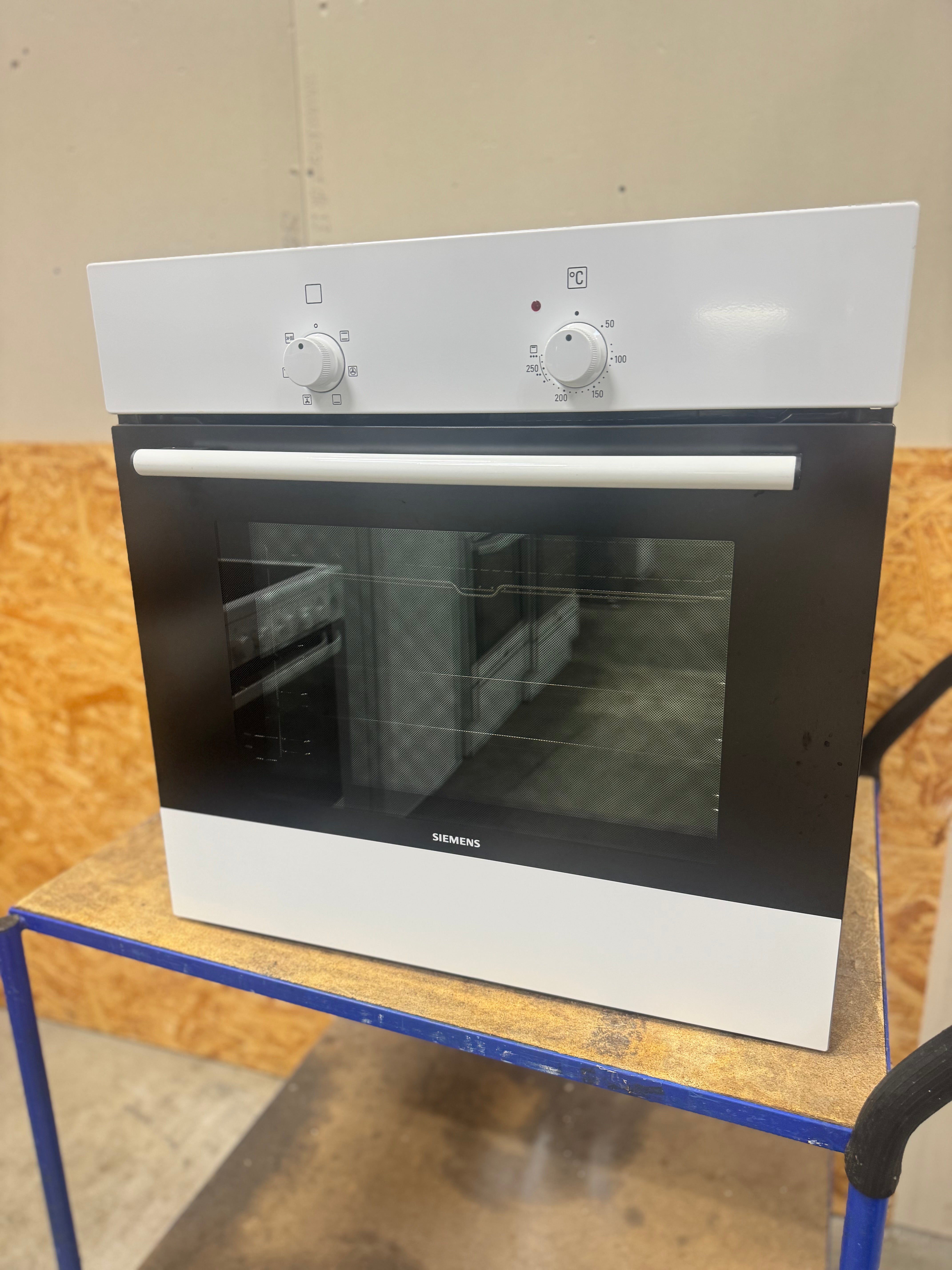 Siemens indbygningsovn HB301W1S - D16937