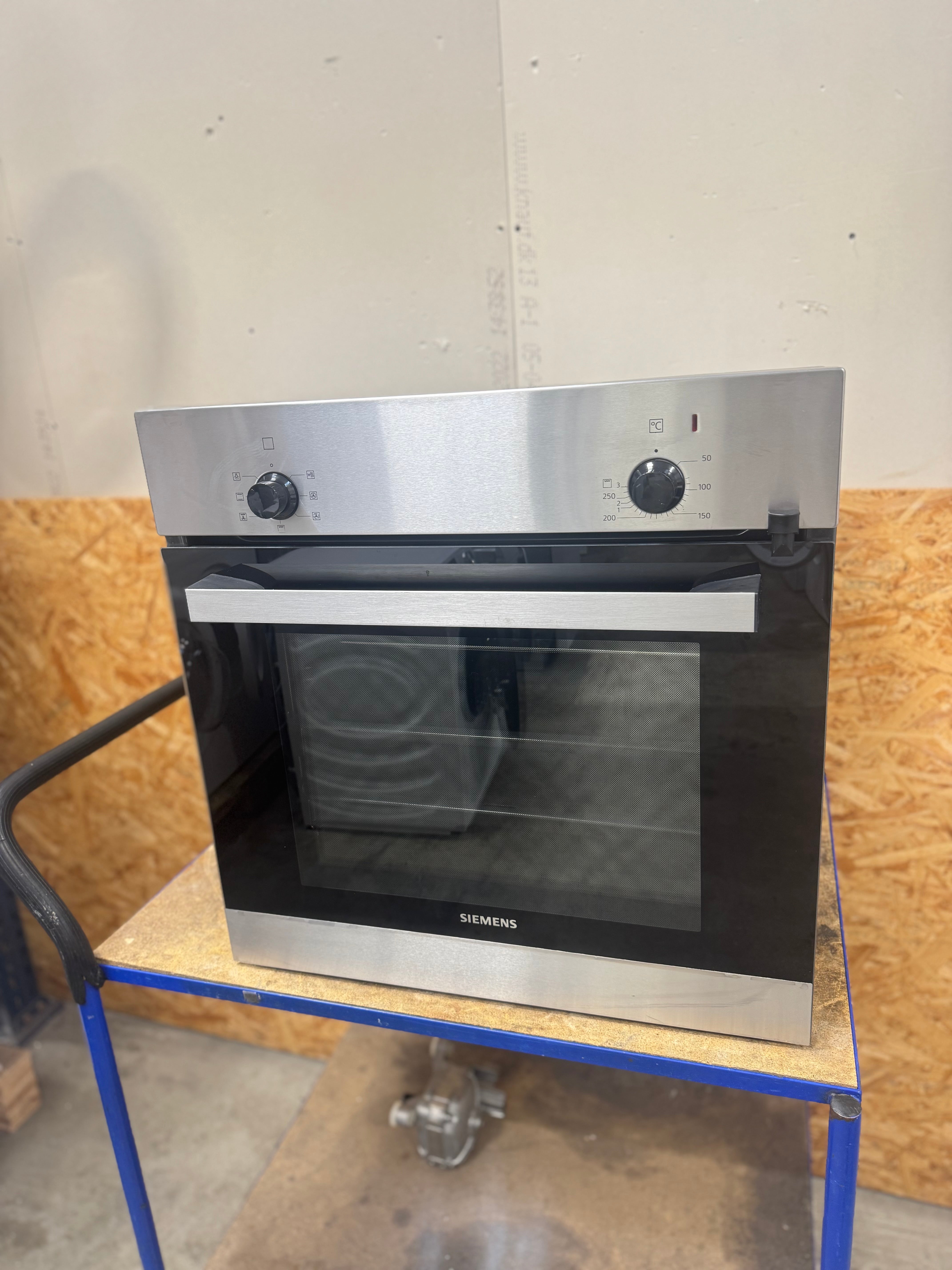 Siemens indbygningsovn HB010FBR0S - D16857