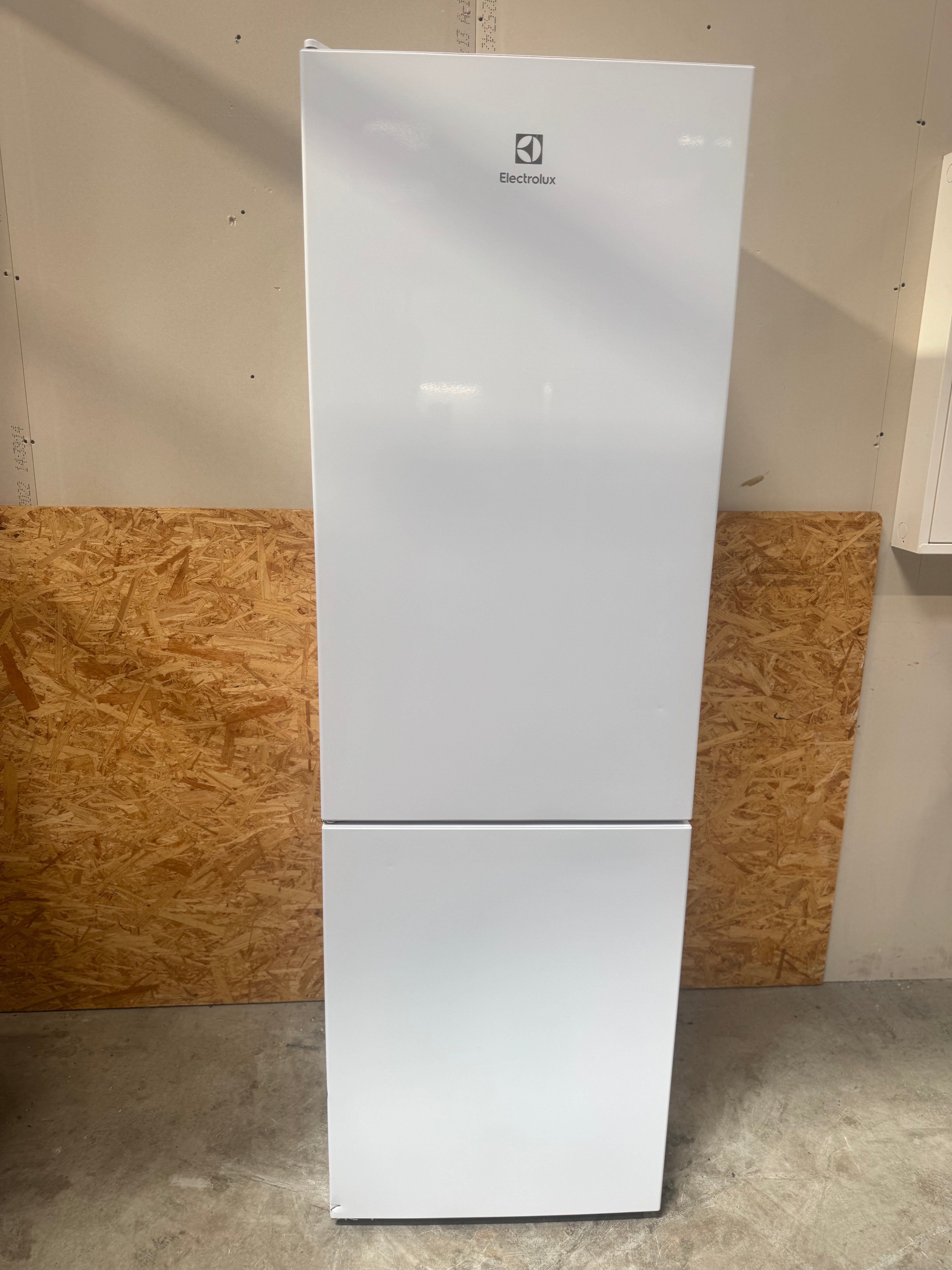 Electrolux køle-/fryseskab LNC7ME32W1 - D16613