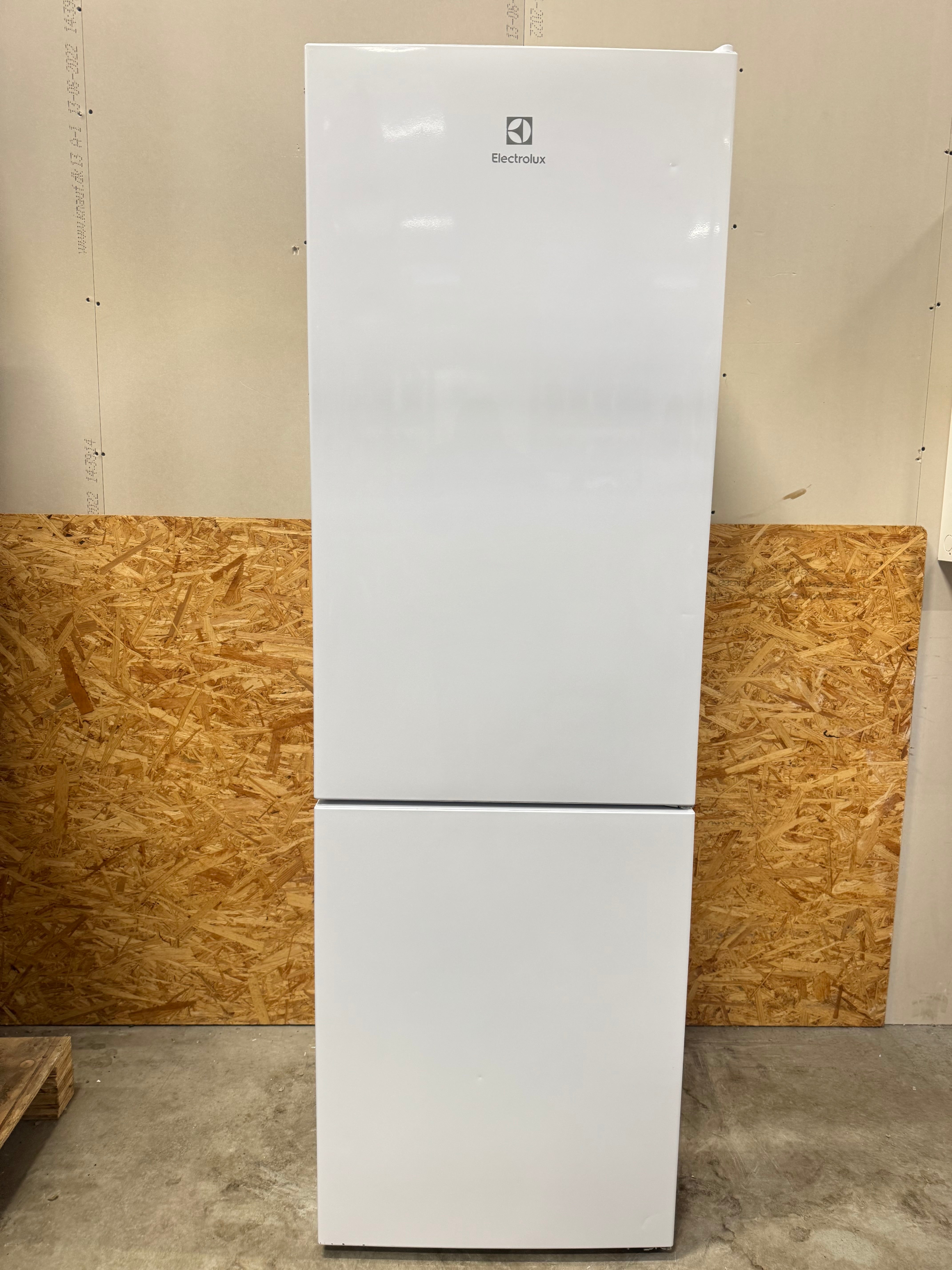 Electrolux køle/fryseskab LNC7ME32W4 - D17760