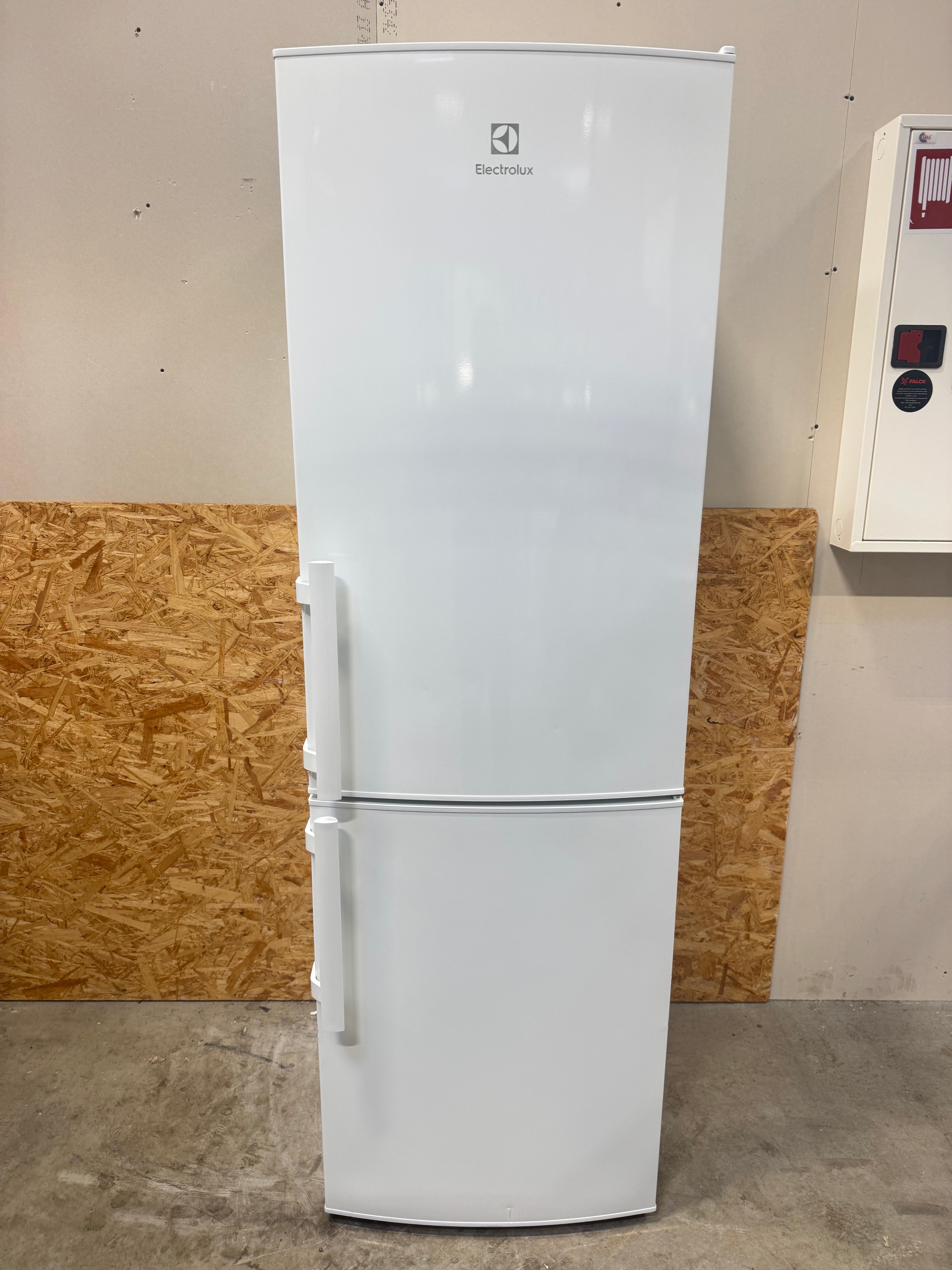 Electrolux køle/fryseskab KNT4TF33W2 - D16614