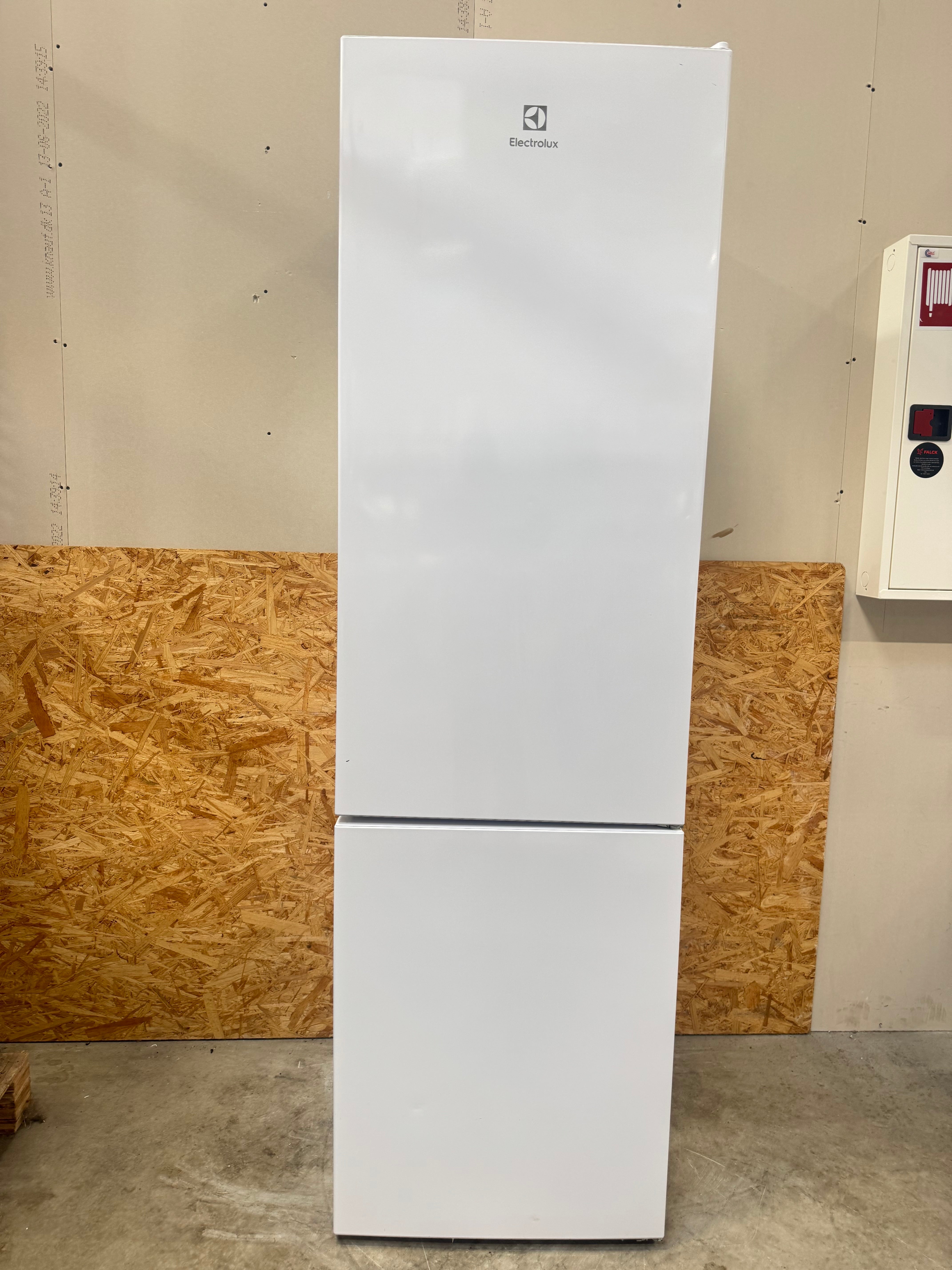 Electrolux køle/fryseskab LNC7ME34W1 - D17745