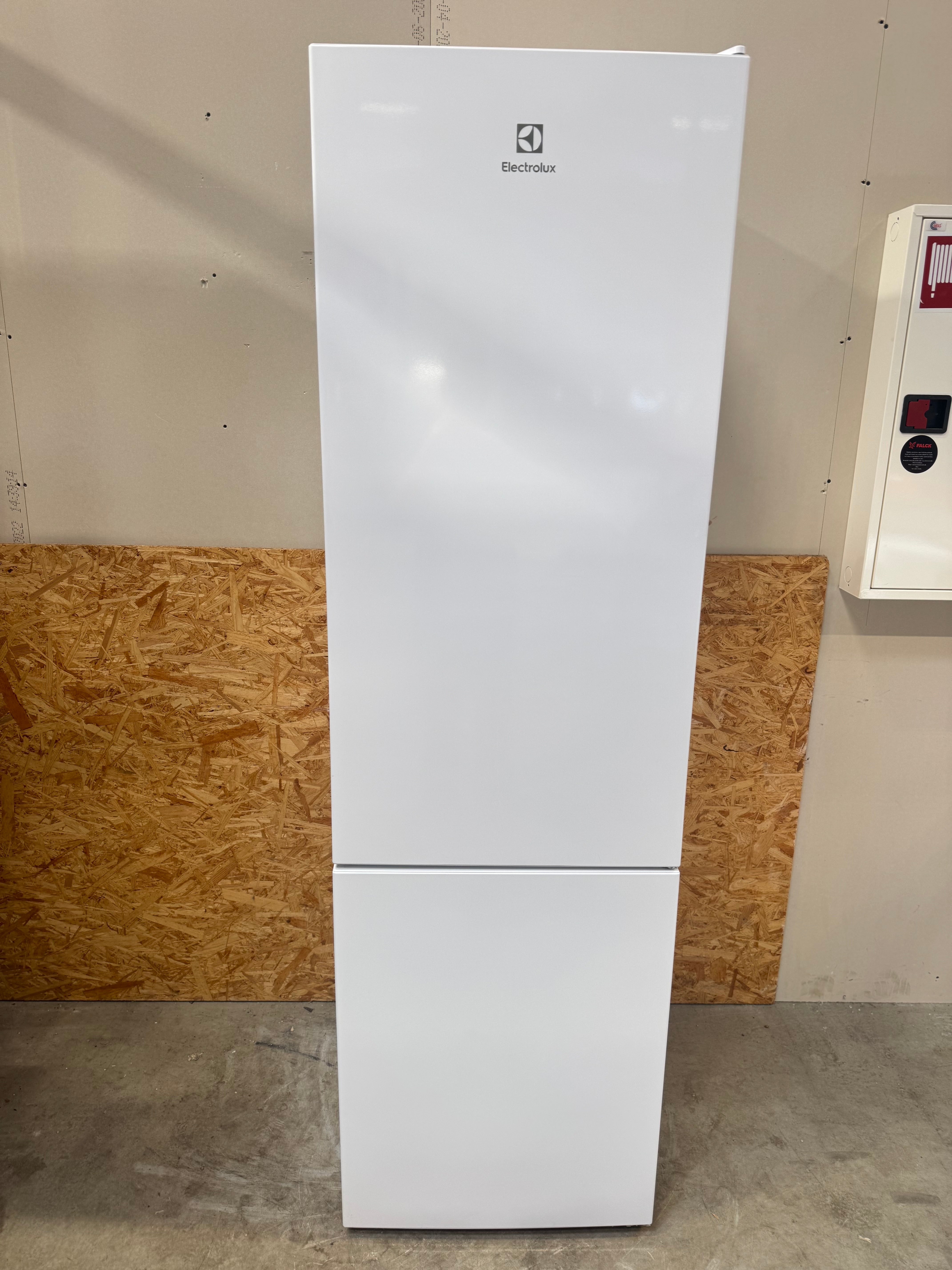 Electrolux køle/fryseskab LNC7ME34W1 - D16505