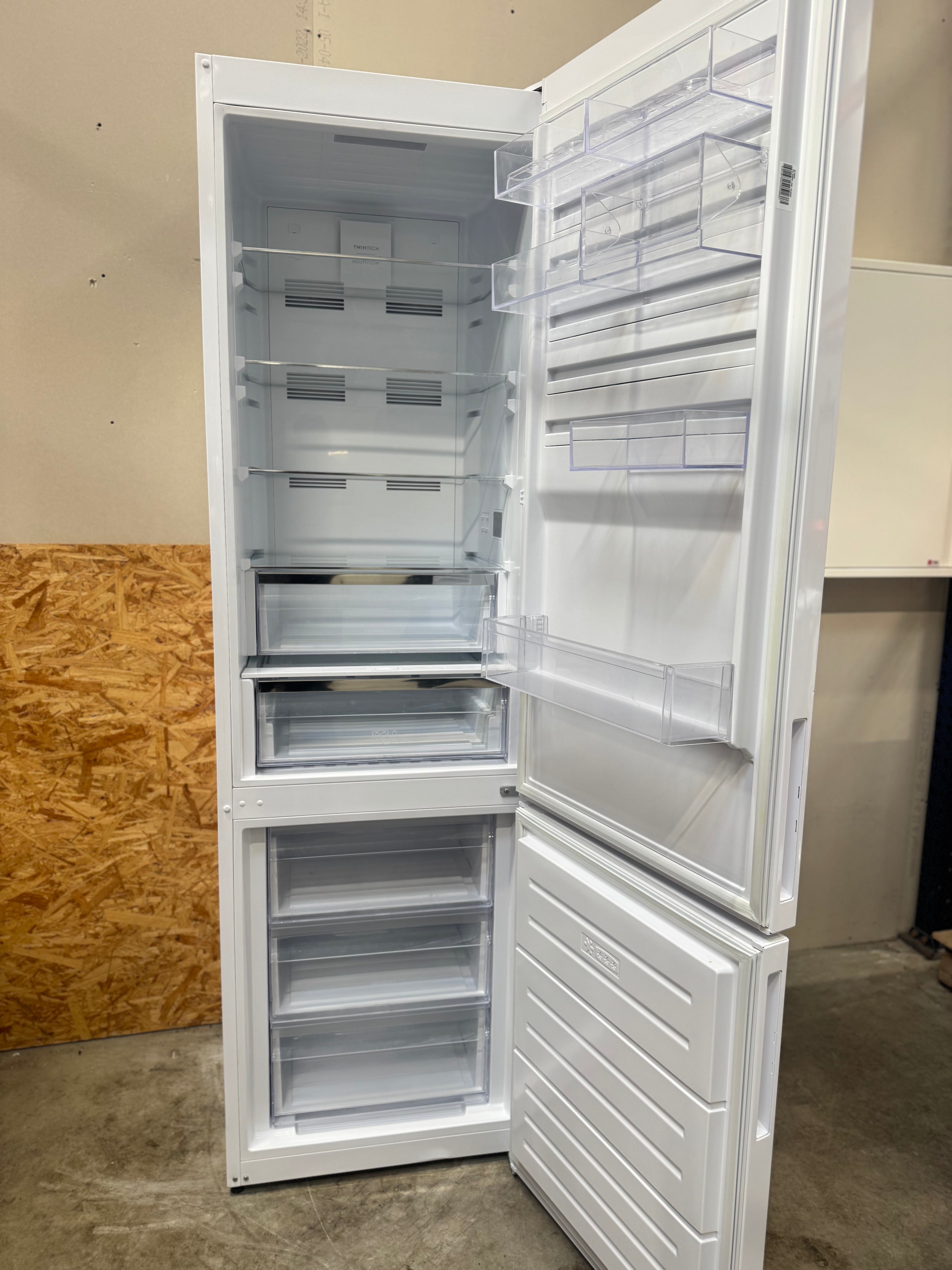 Electrolux køle/fryseskab LNC7ME34W1 - D17745