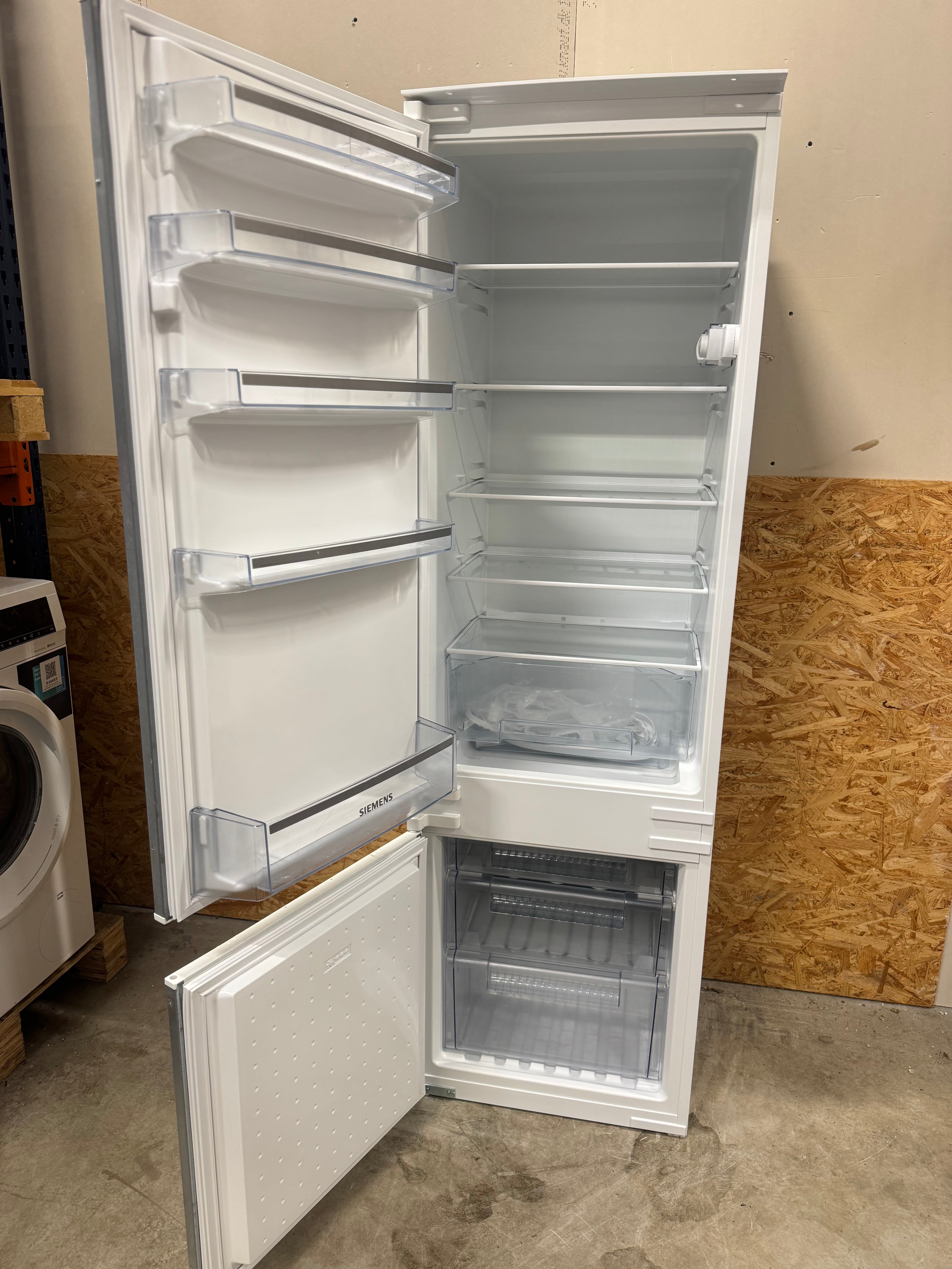 Siemens integrerbar køle/fryseskab KI38VV20 - D17380