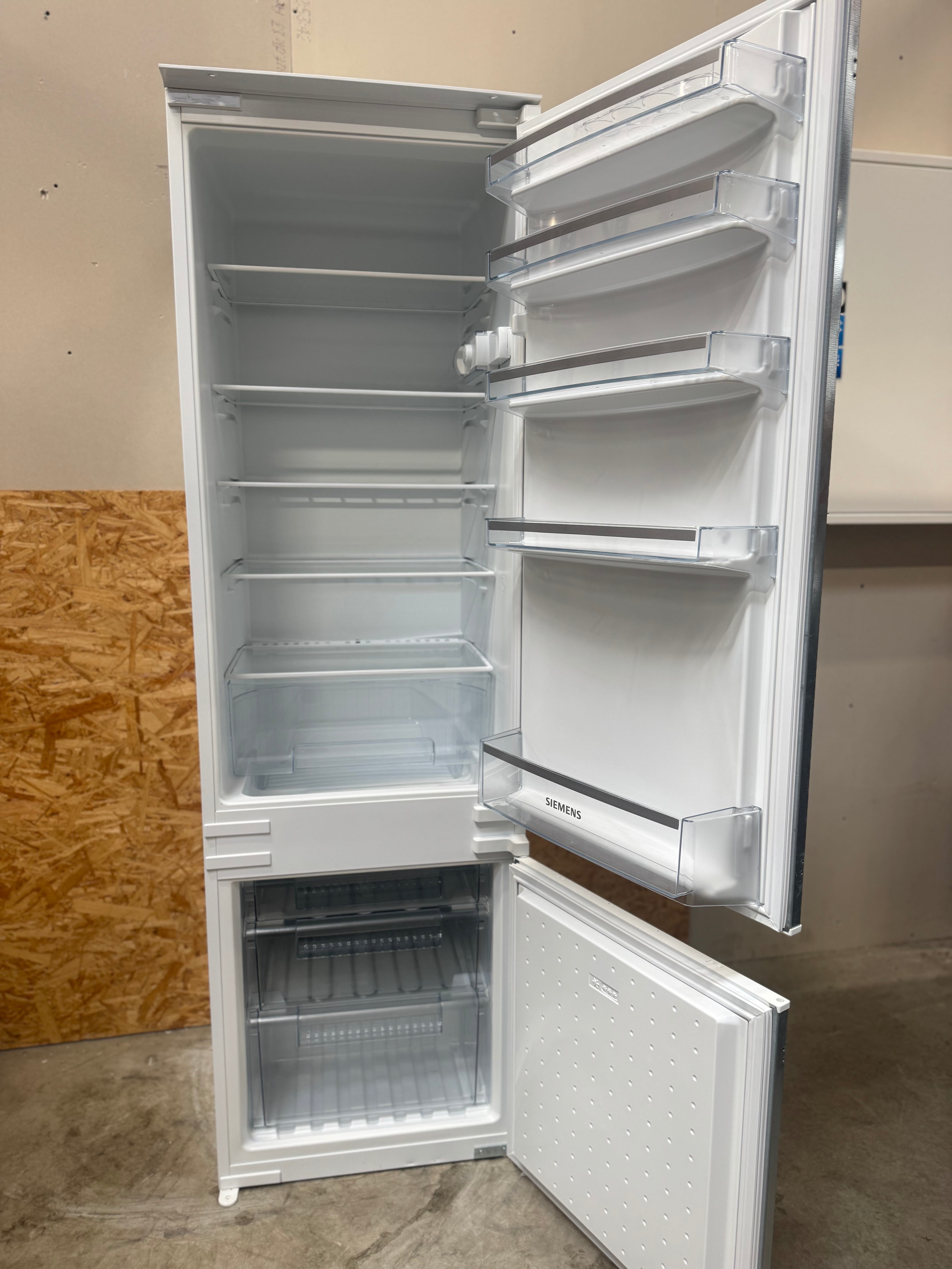 Siemens integrerbar køle/fryseskab KI38VV20 - D17744