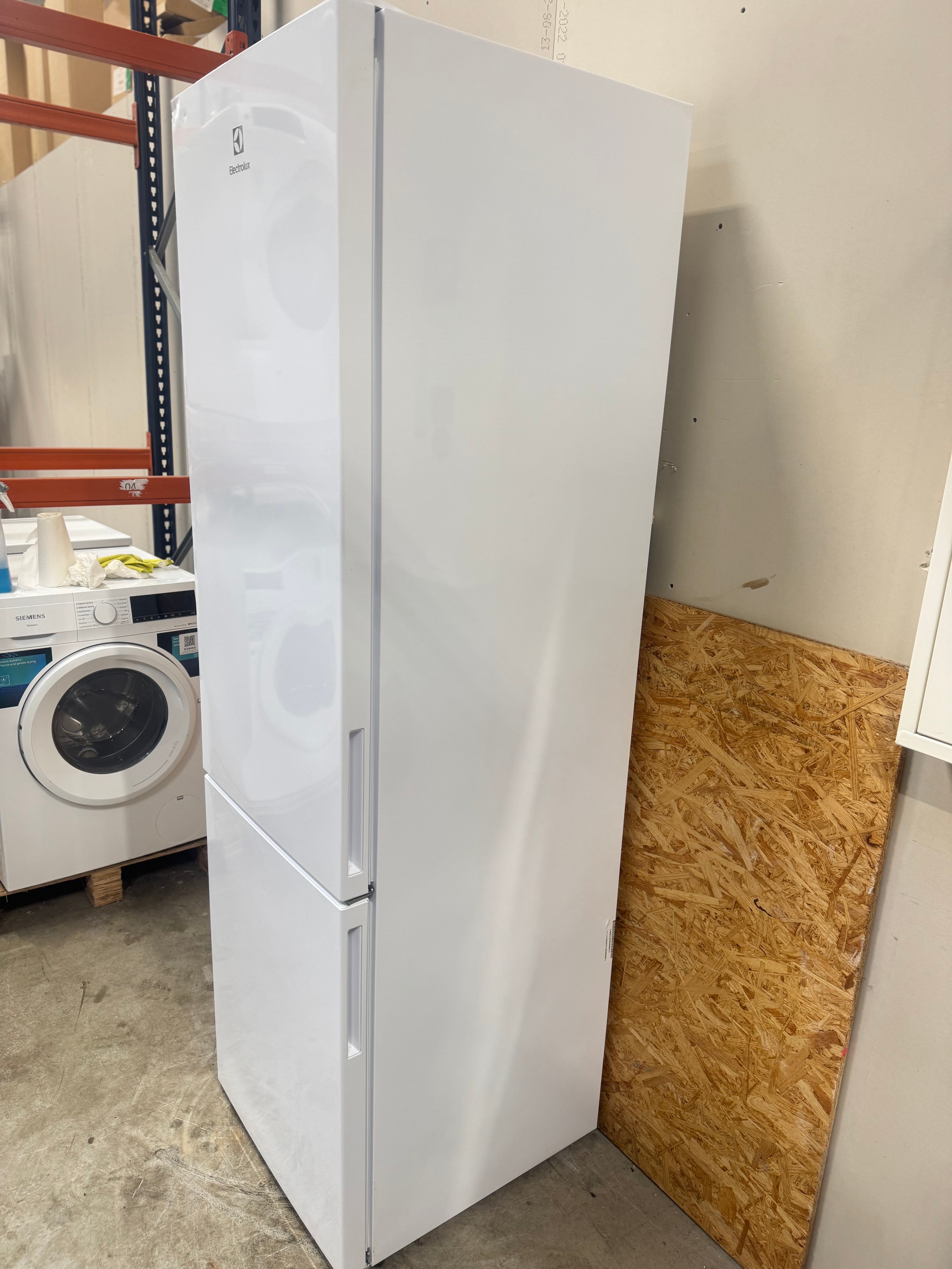 Electrolux køle/fryseskab LNC7ME34W1 - D16208