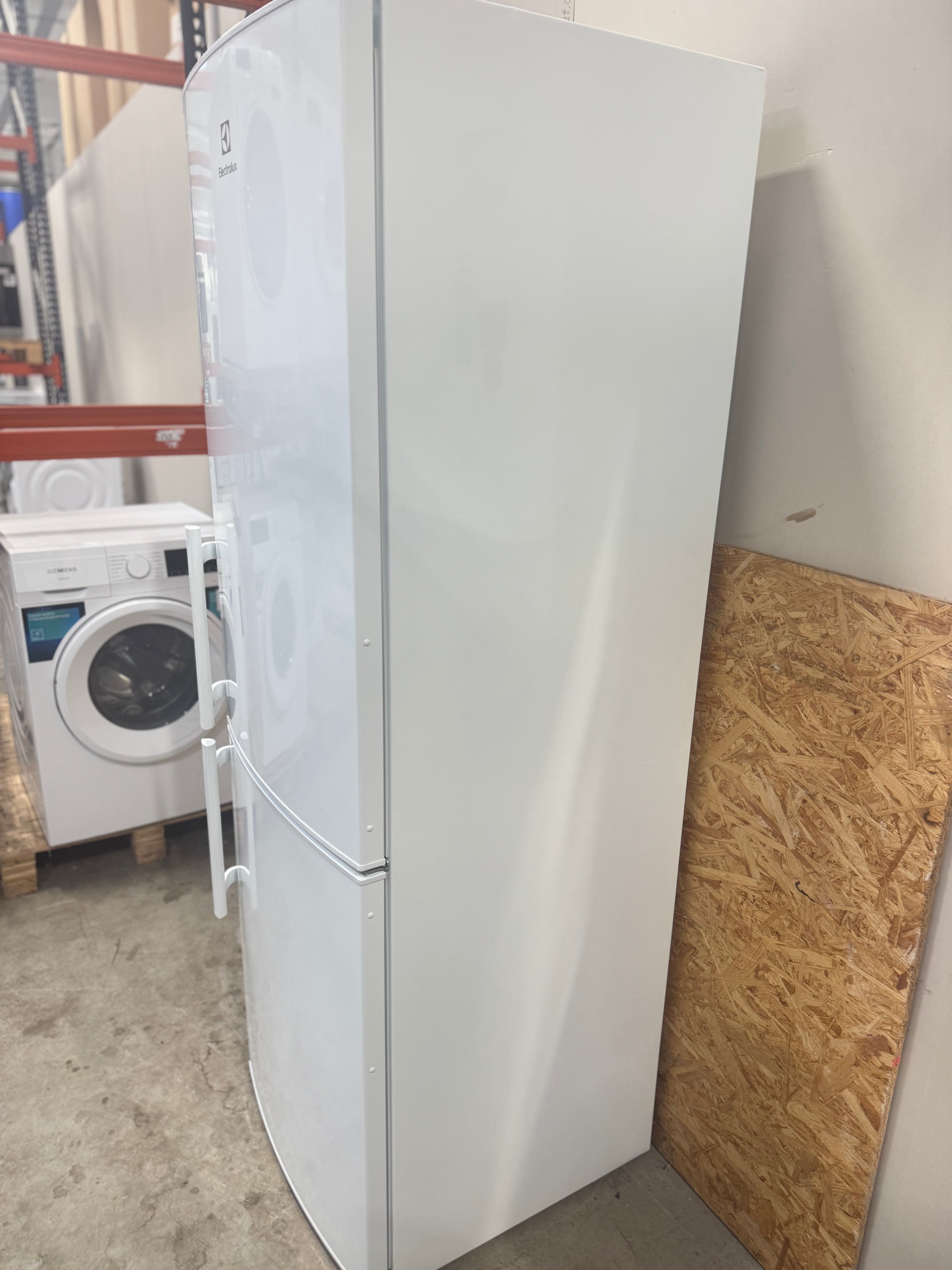 Electrolux køle/fryseskab KNT4TF33W2 - D16688