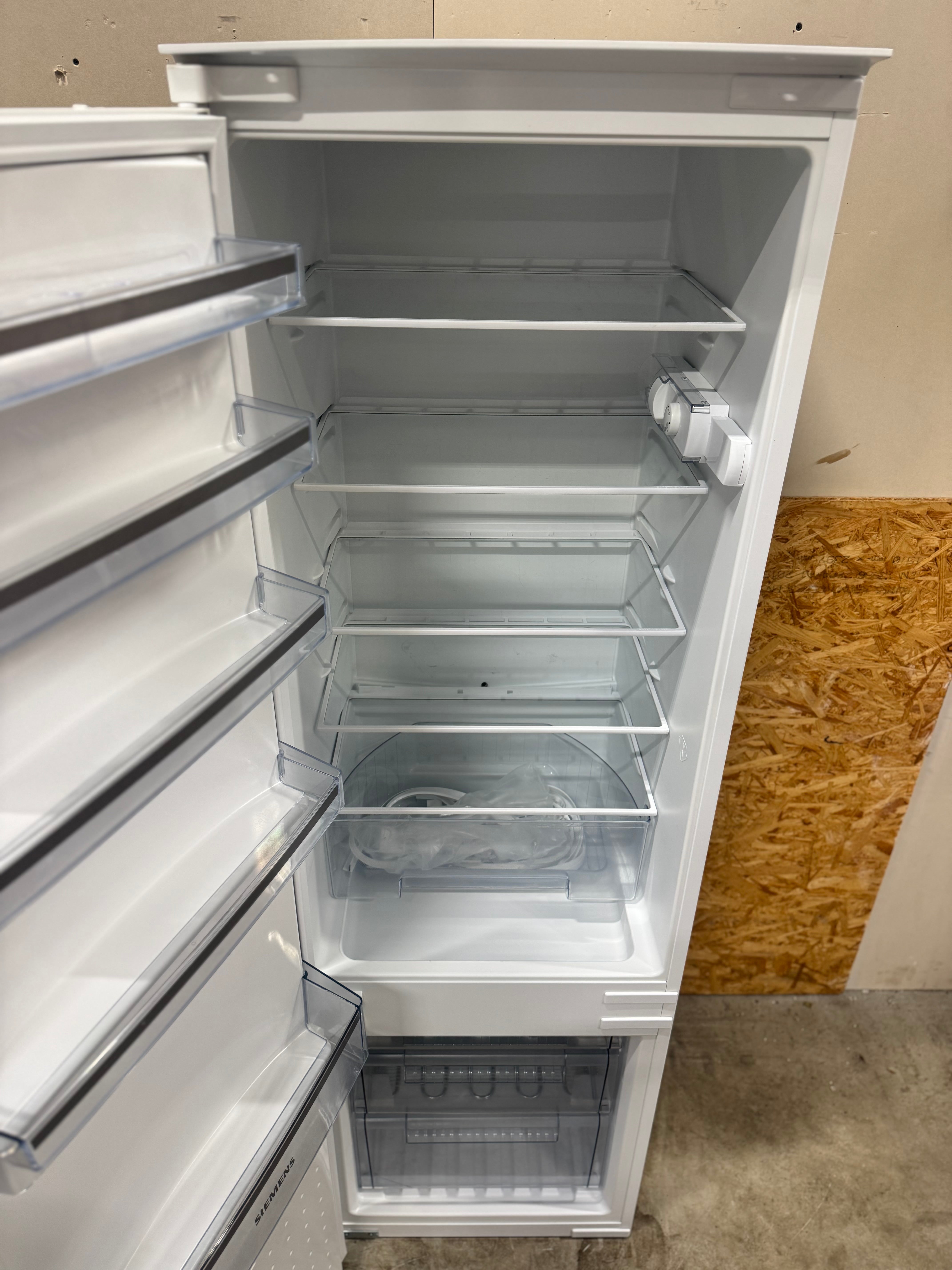 Siemens integrerbar køle/fryseskab KI38VV20 - D17380