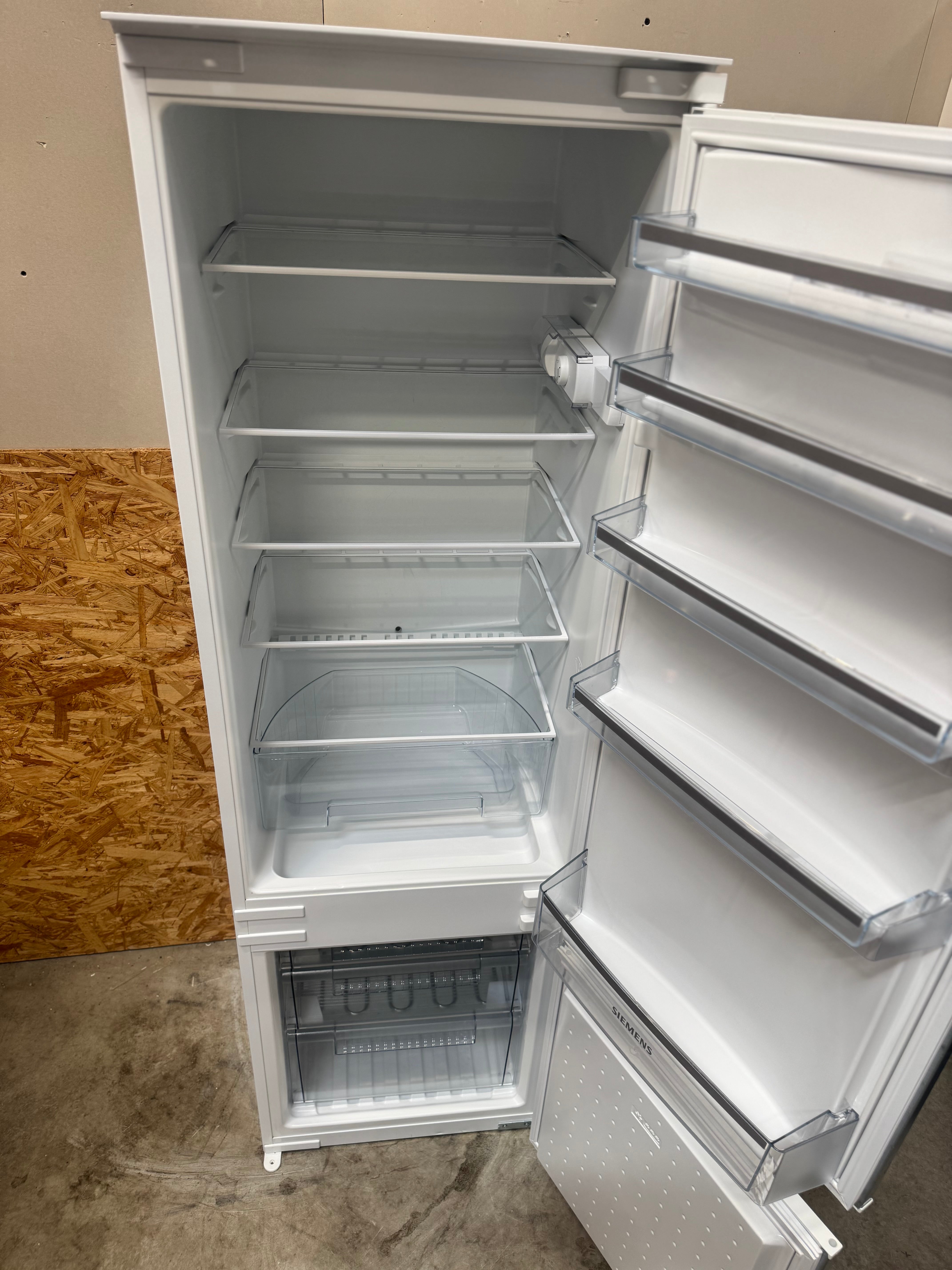 Siemens integrerbar køle/fryseskab KI38VV20 - D17744