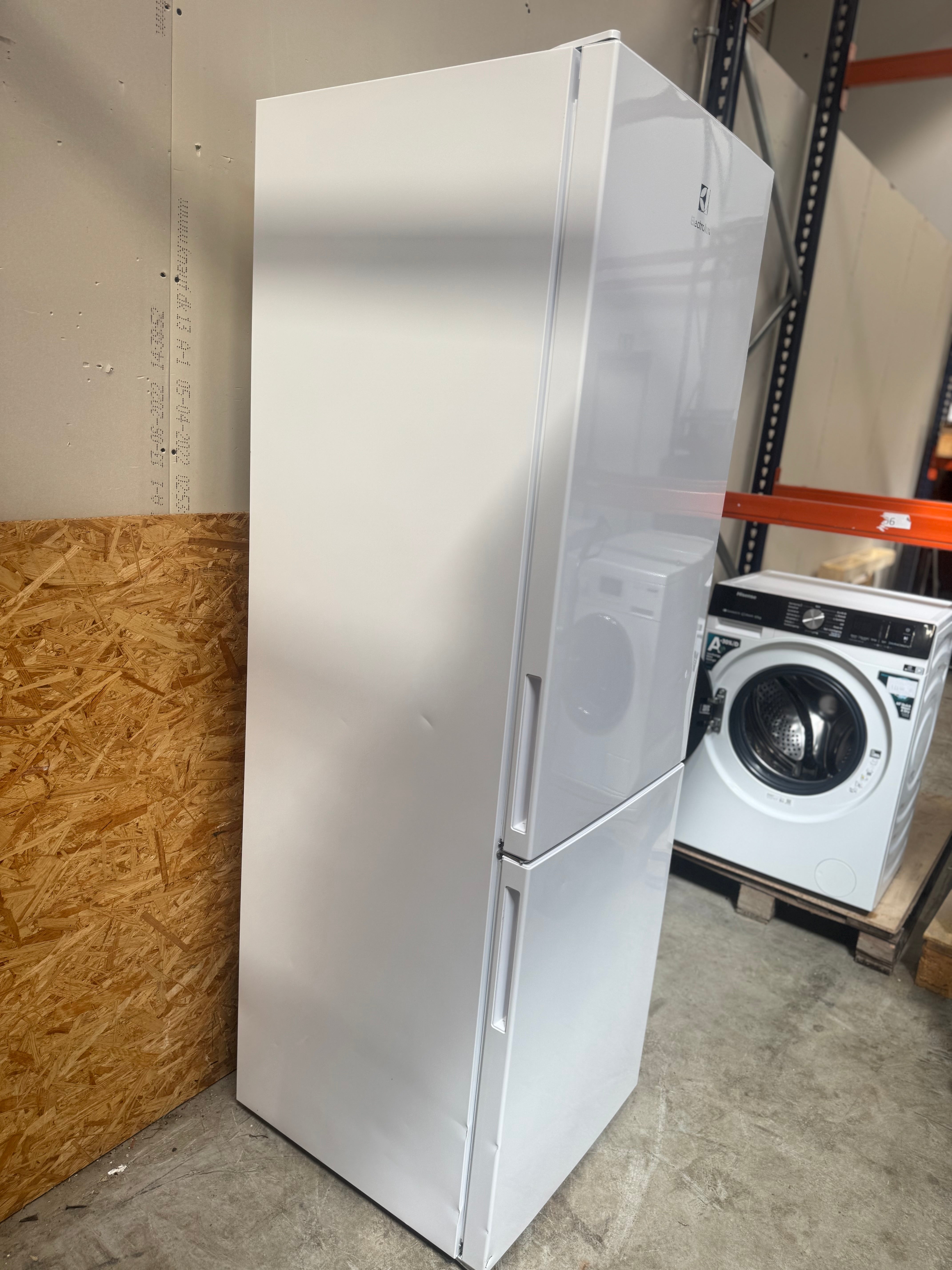 Electrolux køle-/fryseskab LNC7ME32W1 - D16613