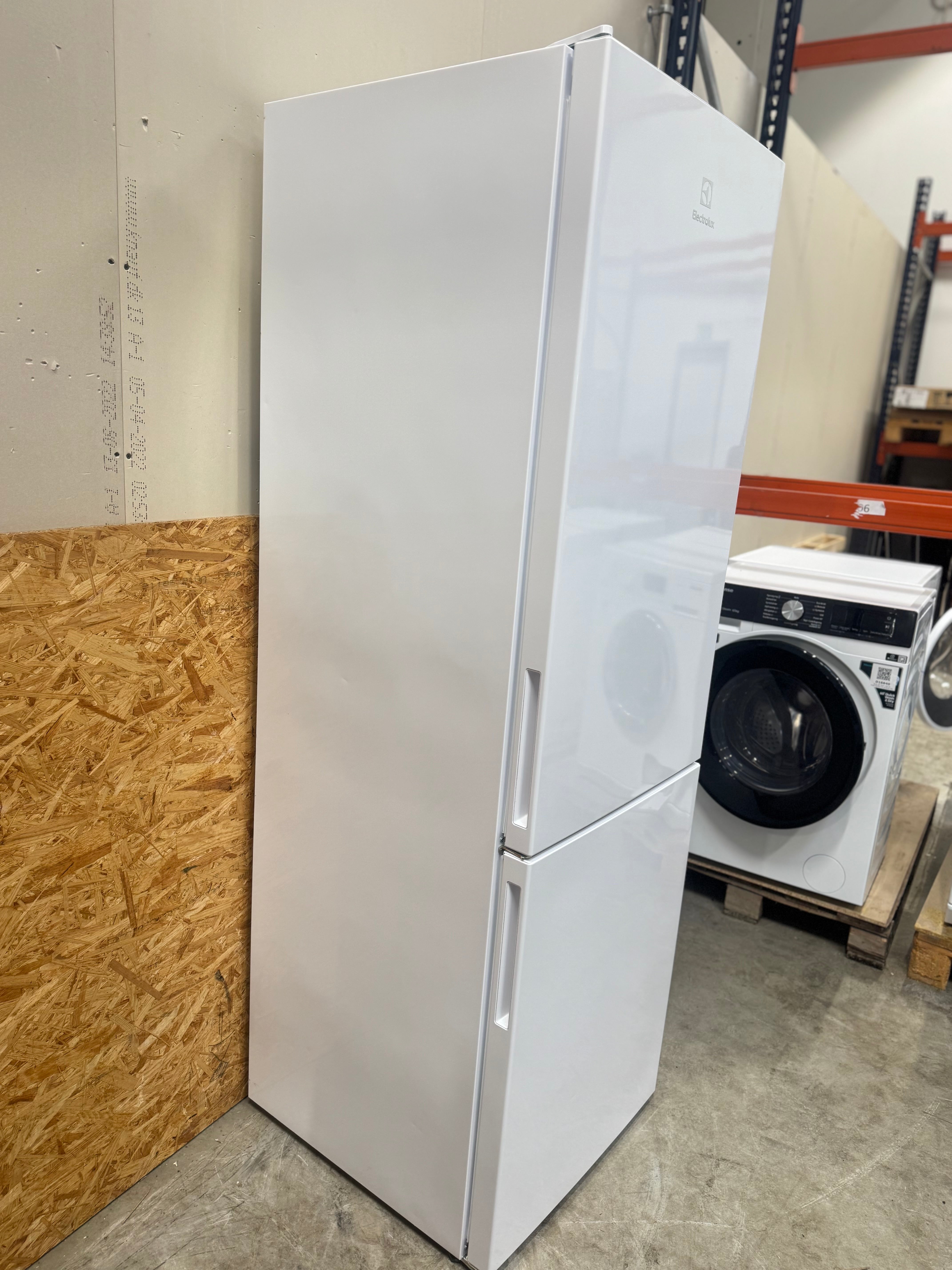 Electrolux køle-/fryseskab LNC7ME32W4 - D16428