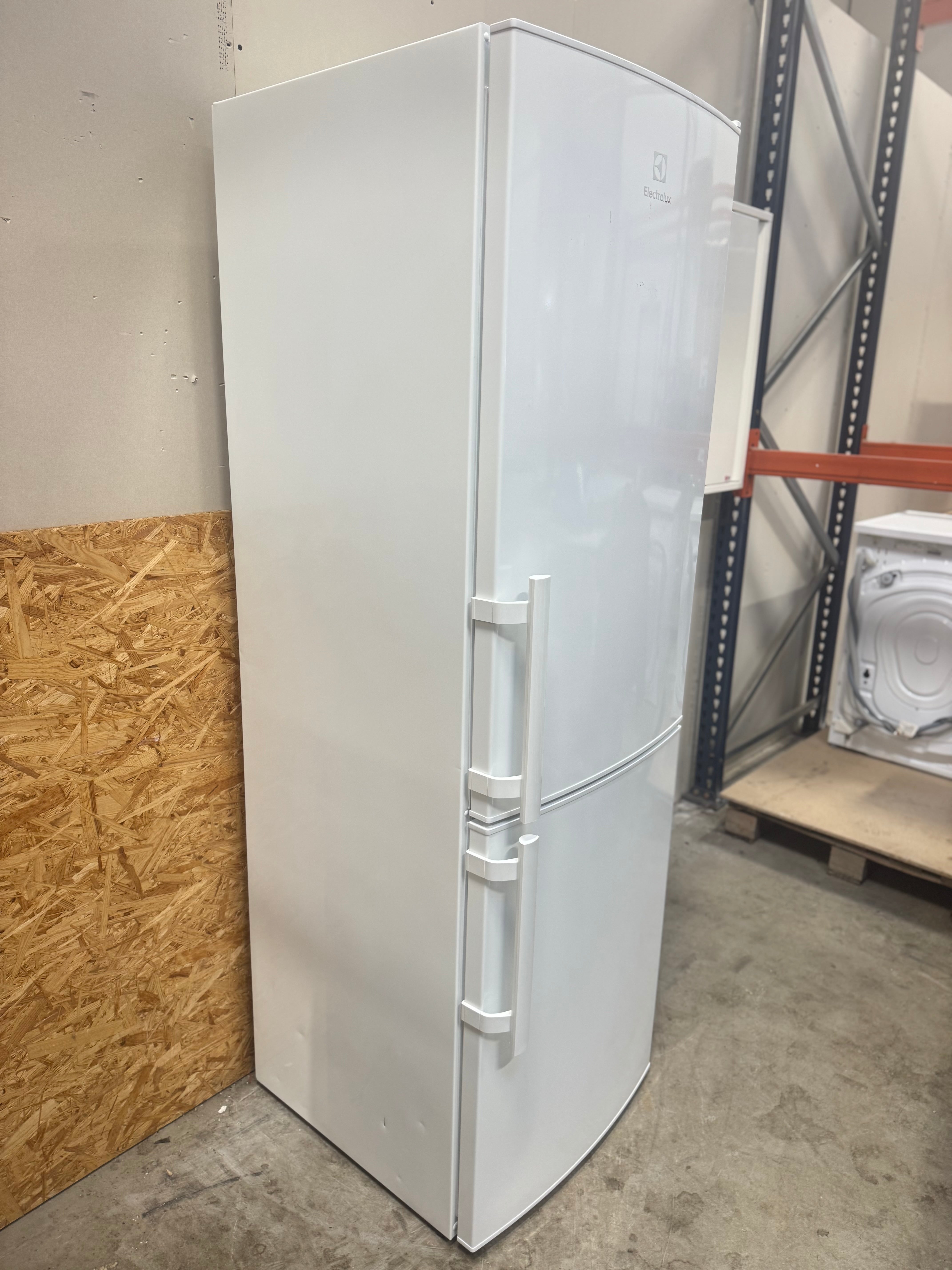 Electrolux køle/fryseskab KNT4TF33W2 - D16688