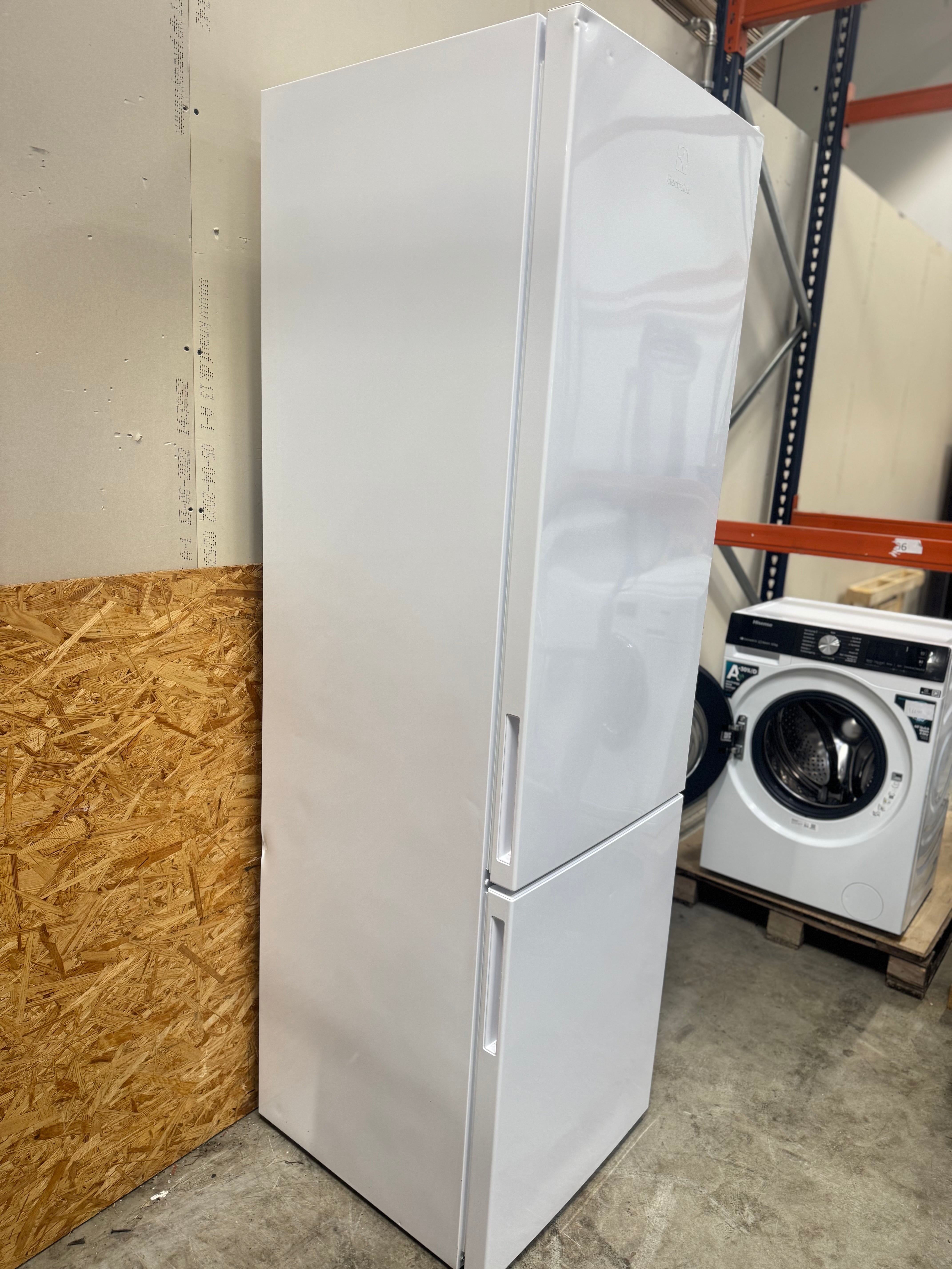 Electrolux køle/fryseskab LNC7ME34W1 - D16208