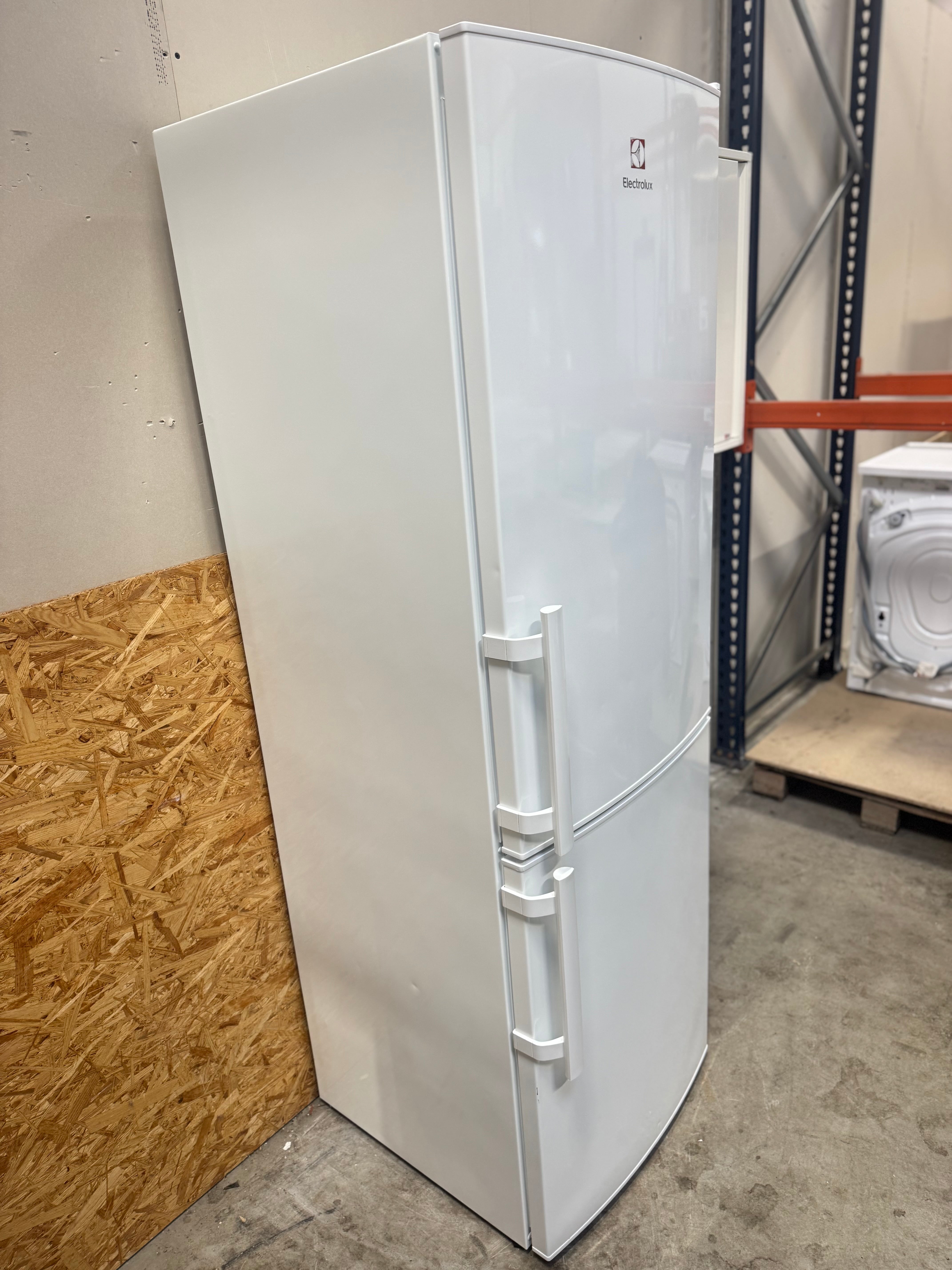Electrolux køle/fryseskab KNT4TF33W2 - D16614