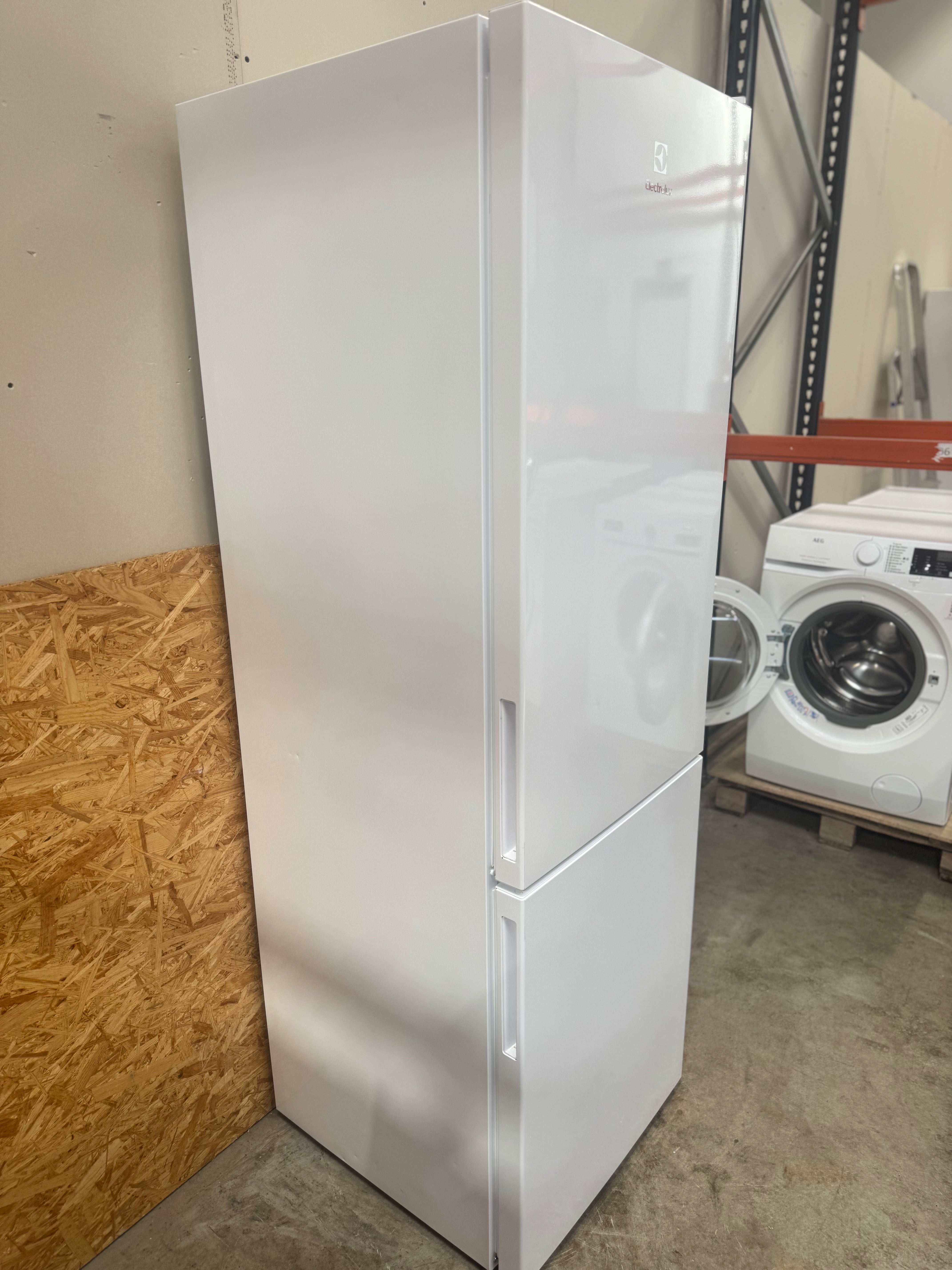 Electrolux køle-/fryseskab LNC7ME32W1 - D15979