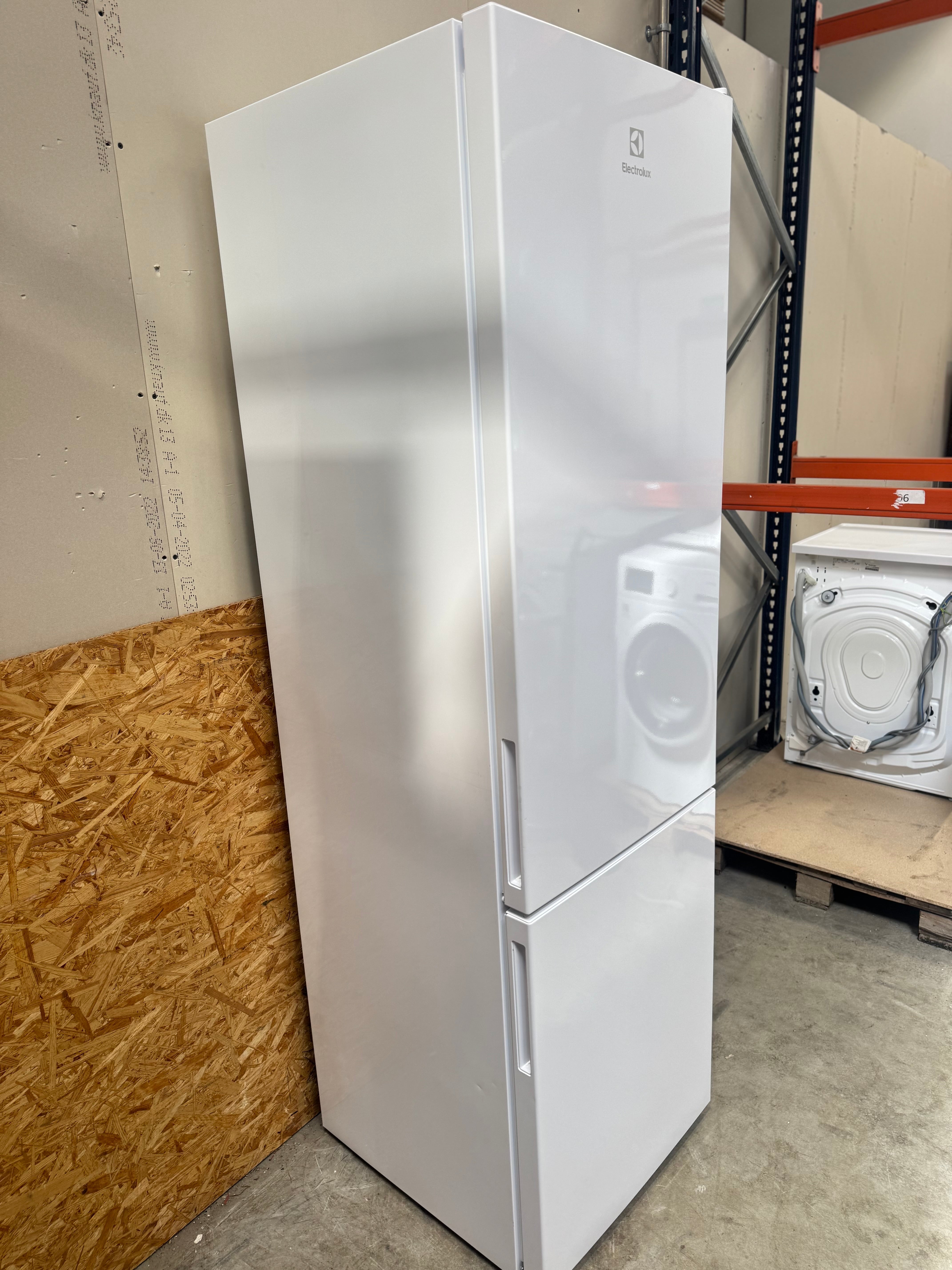 Electrolux køle/fryseskab LNC7ME34W1 - D16505