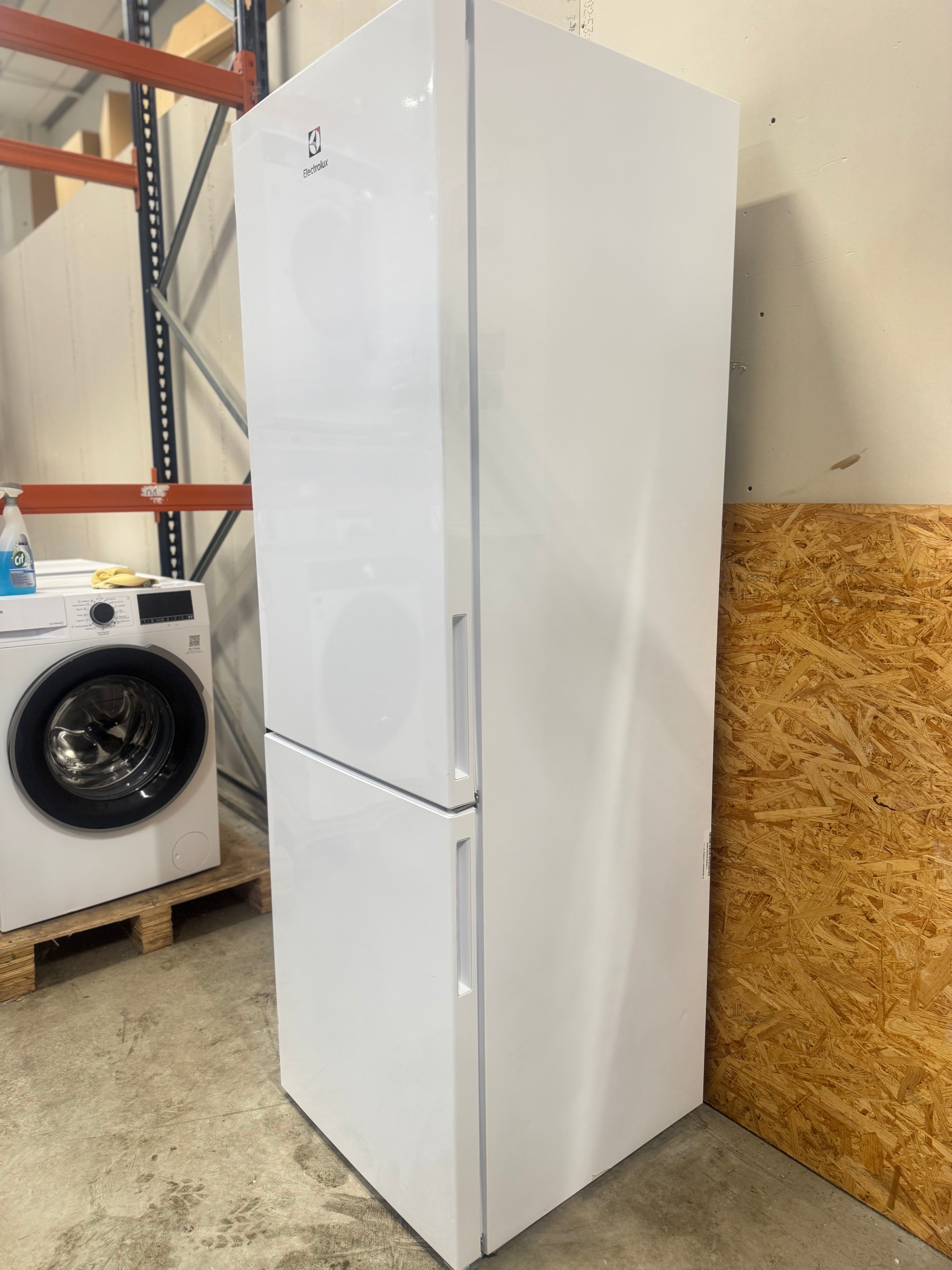 Electrolux køle/fryseskab LNC7ME32W4 - D17926