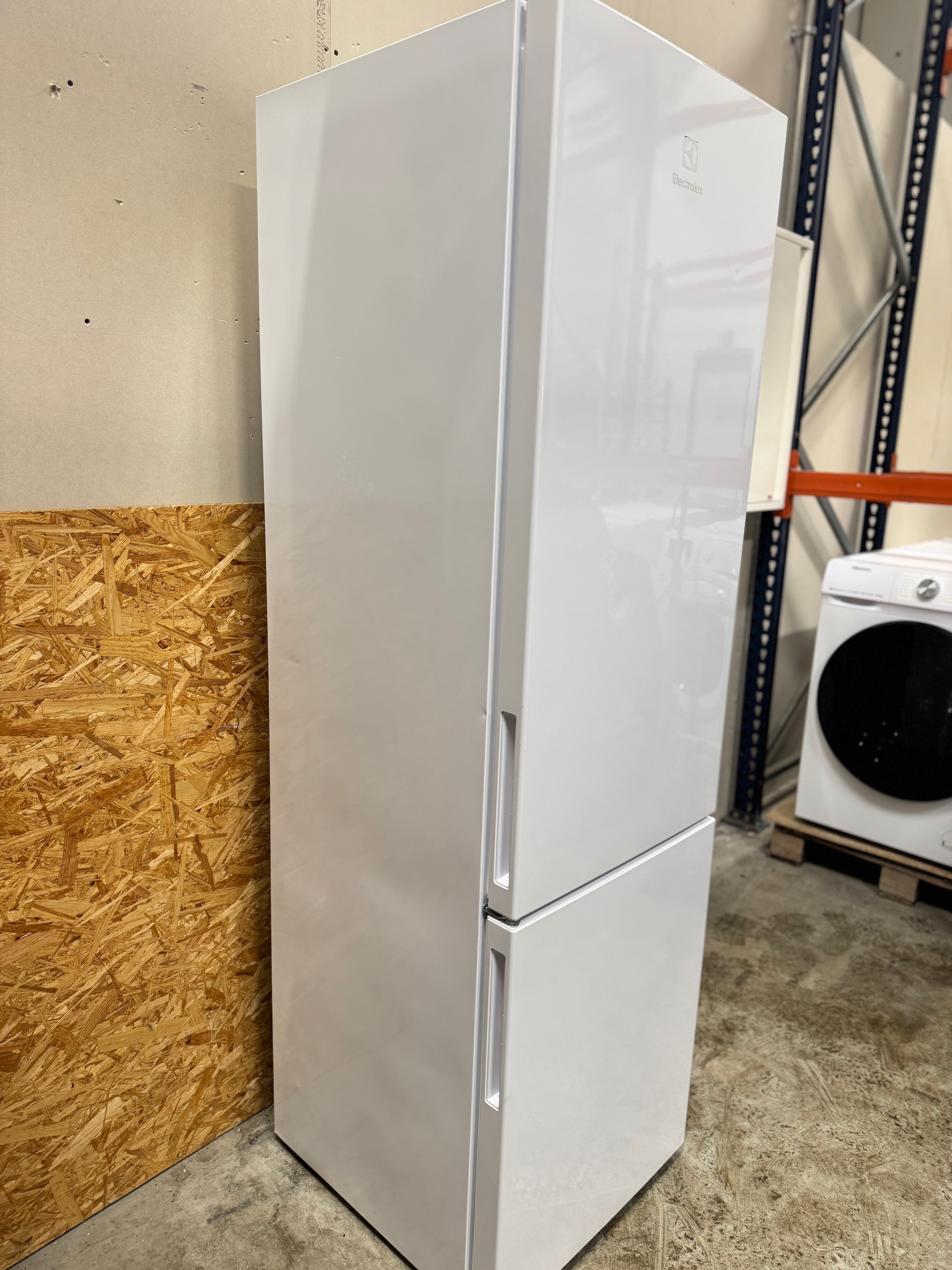 Electrolux køle/fryseskab LNB3AF26W0 - D17363