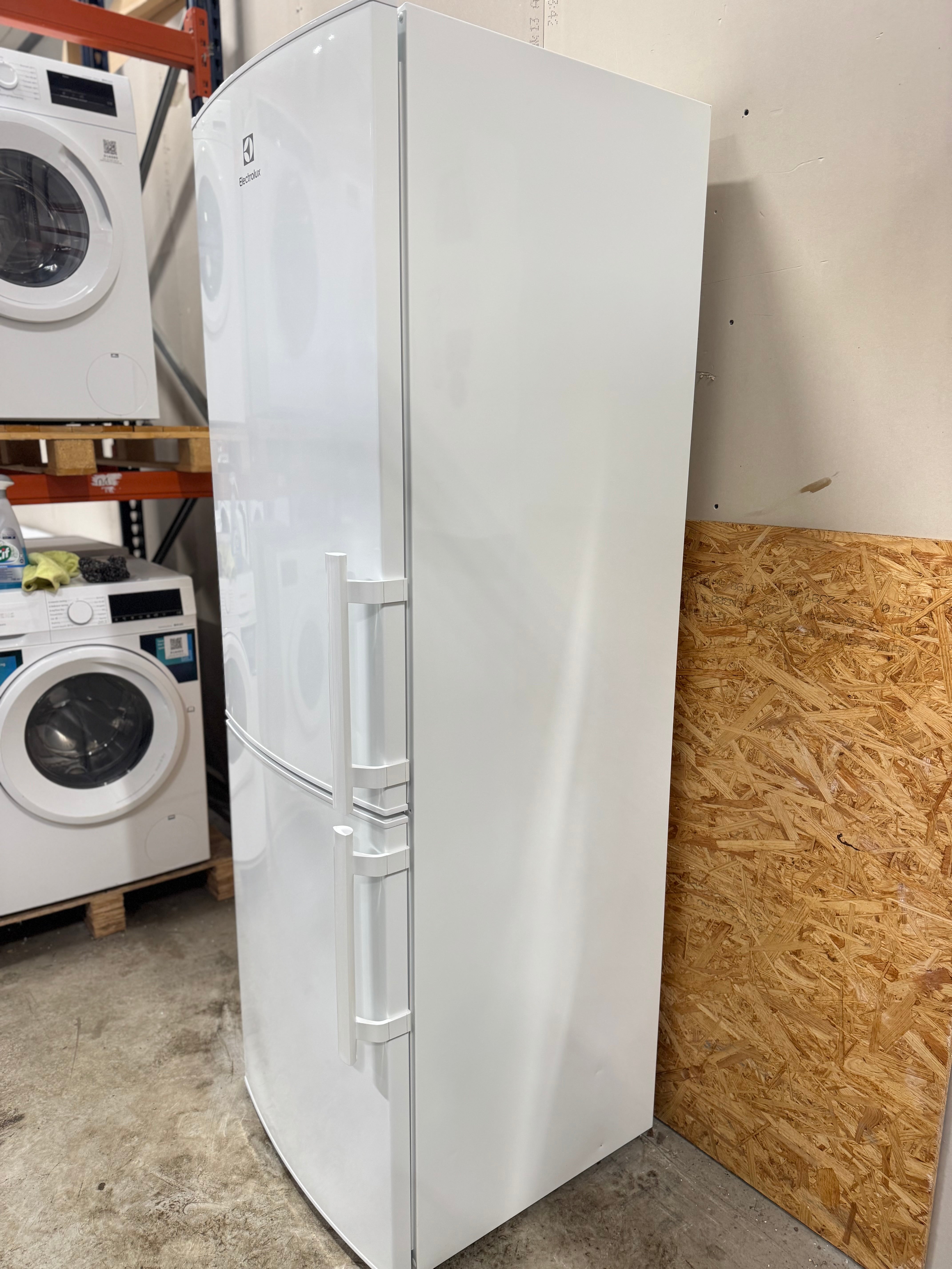 Electrolux køle/fryseskab KNT4TF33W2 - D17365