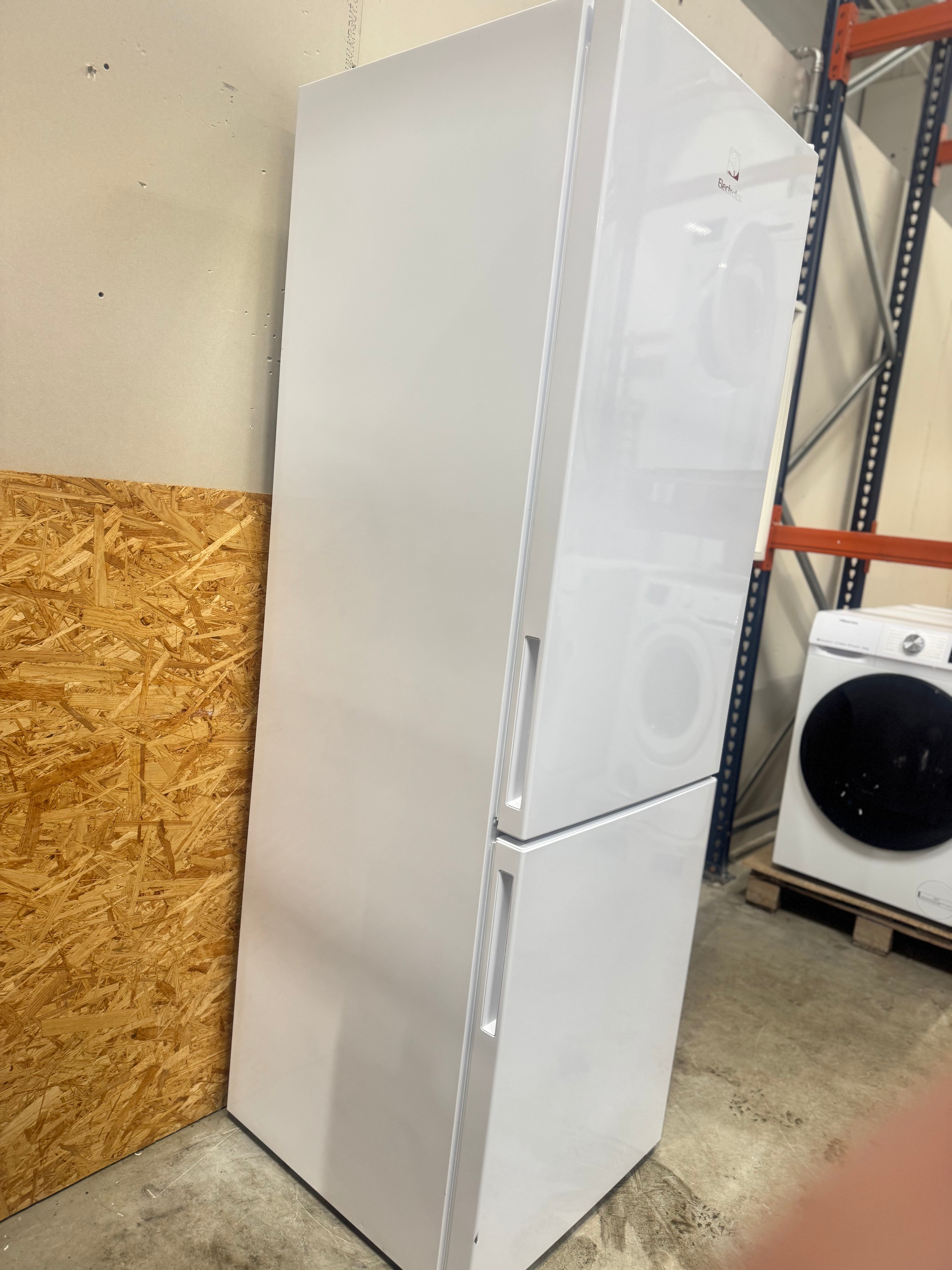 Electrolux køle/fryseskab LNC7ME32W4 - D17926