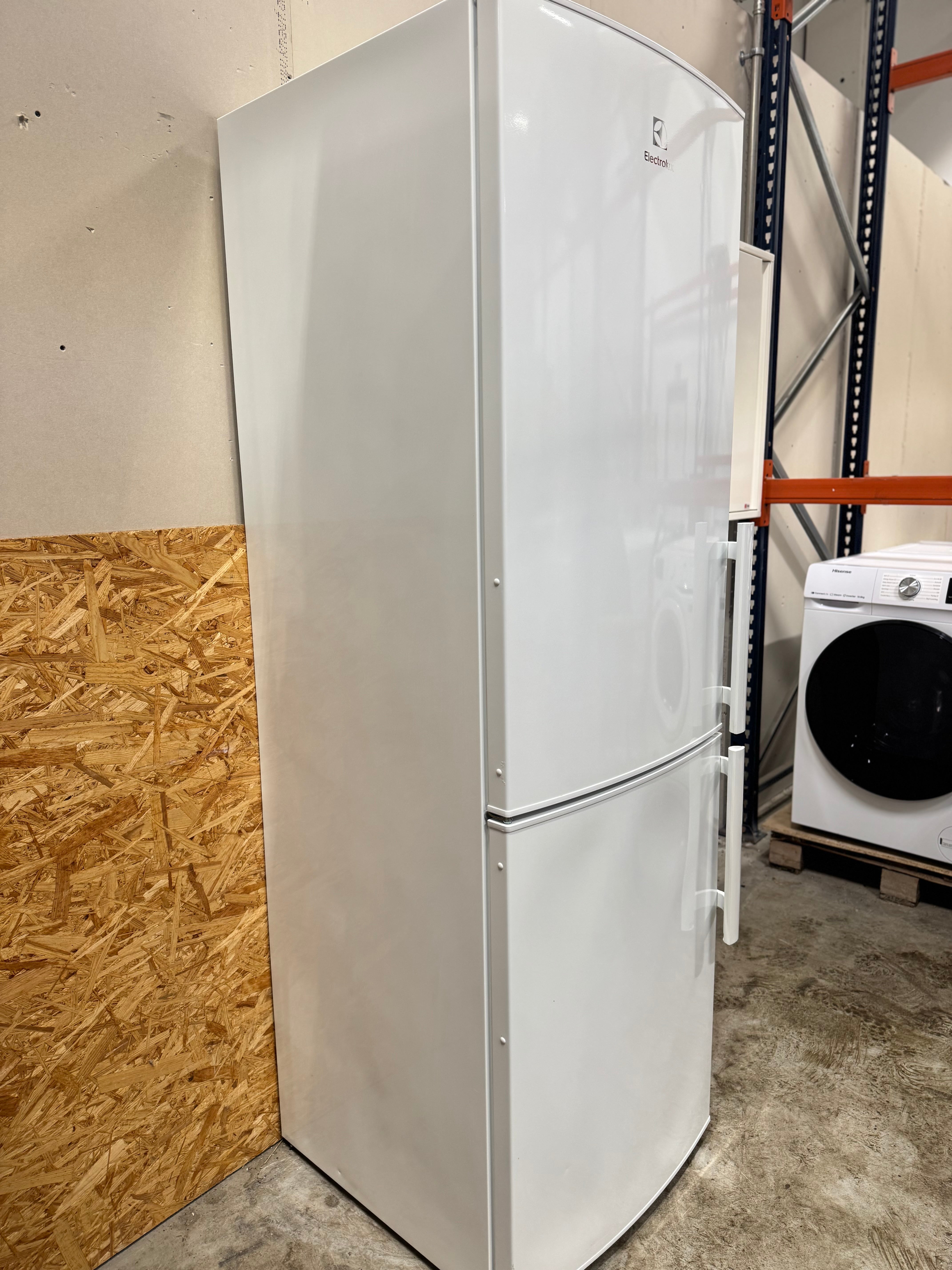 Electrolux køle/fryseskab KNT4TF33W2 - D17365