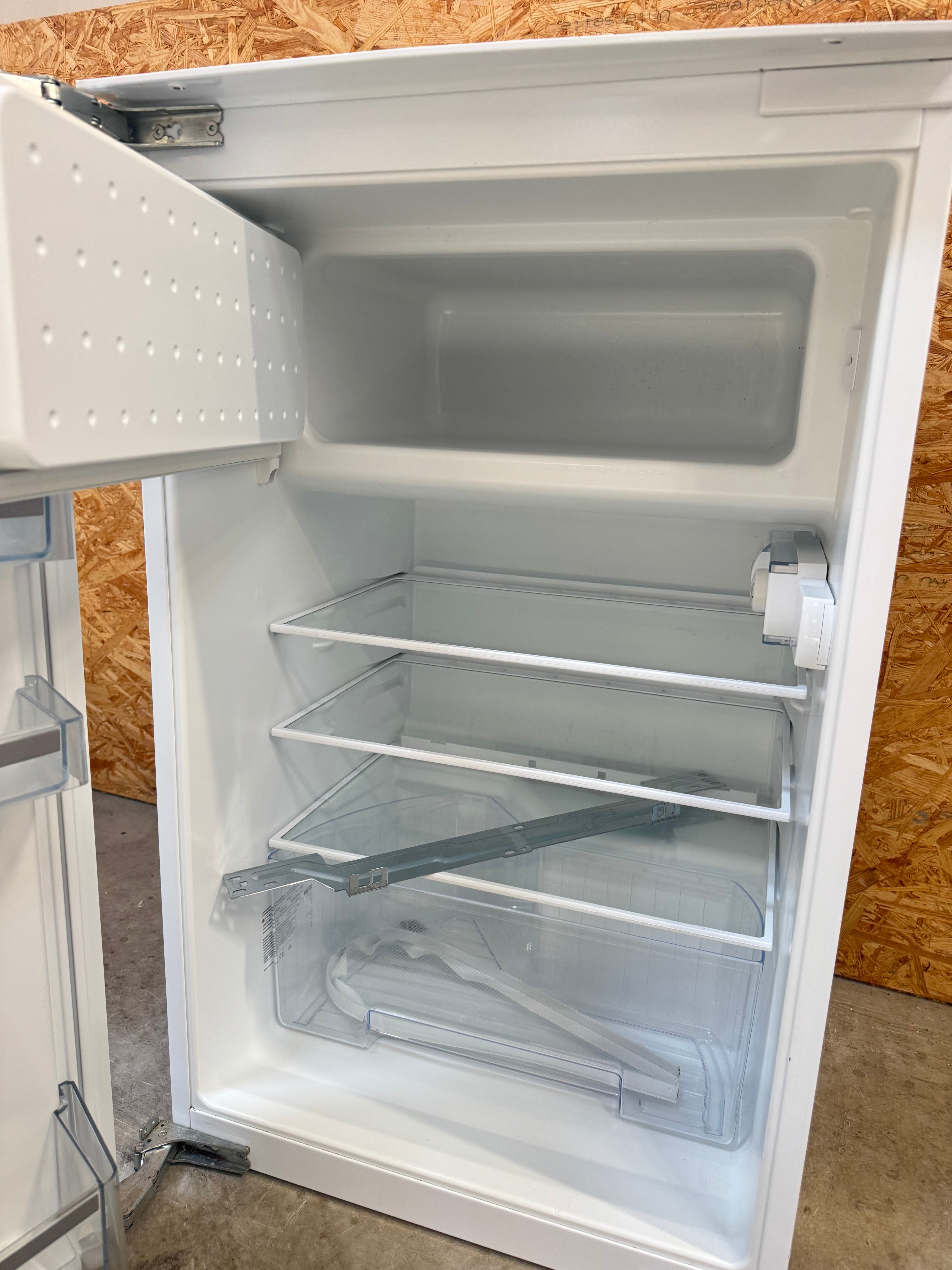 Siemens intgrerbar køleskab m. frostboks KI18LV60 - D18800
