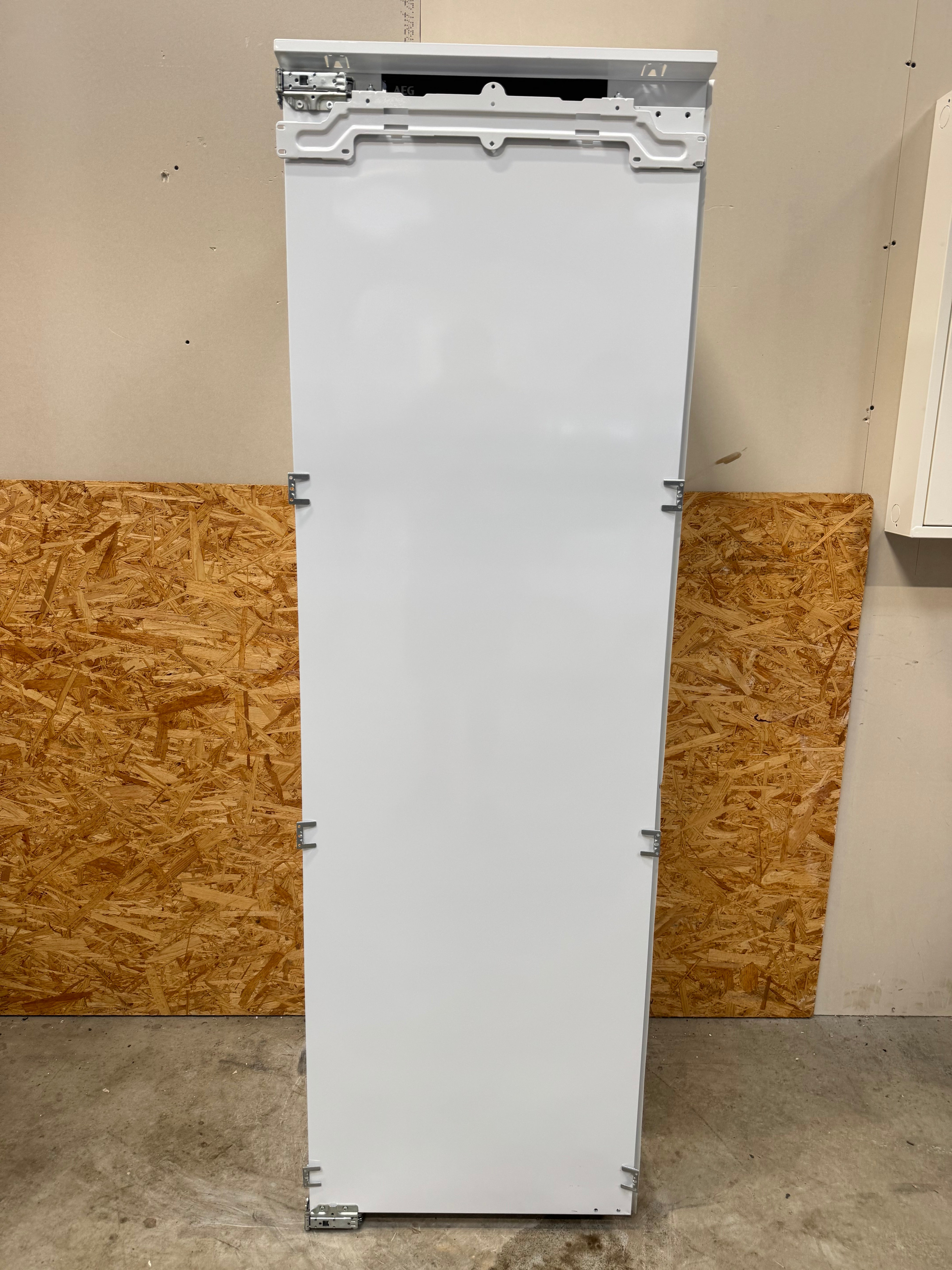 AEG integrerbar fryseskab ABK818E6NC - D19118