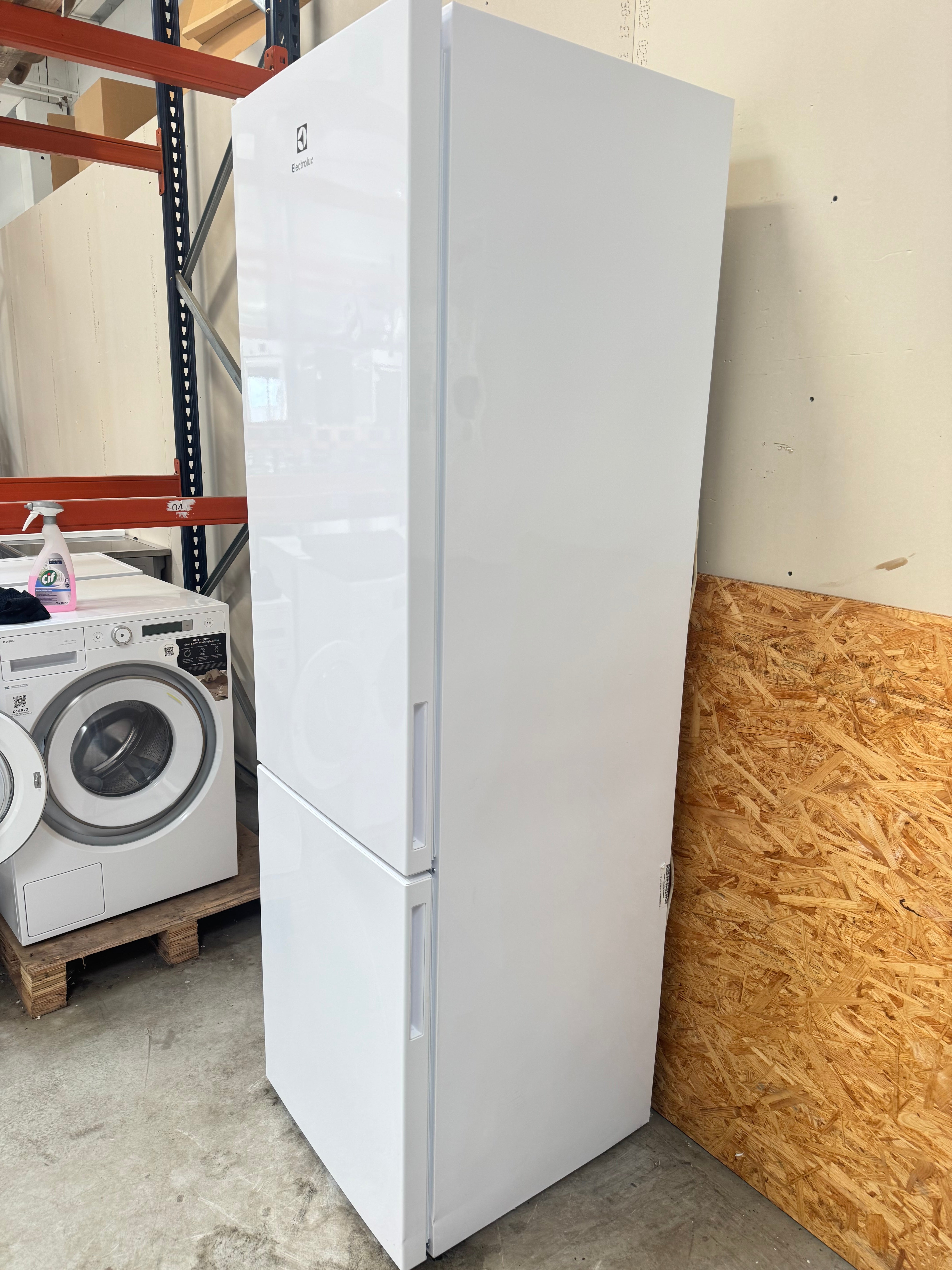 Electrolux køle/fryseskab LNC7ME34W1 - D19036