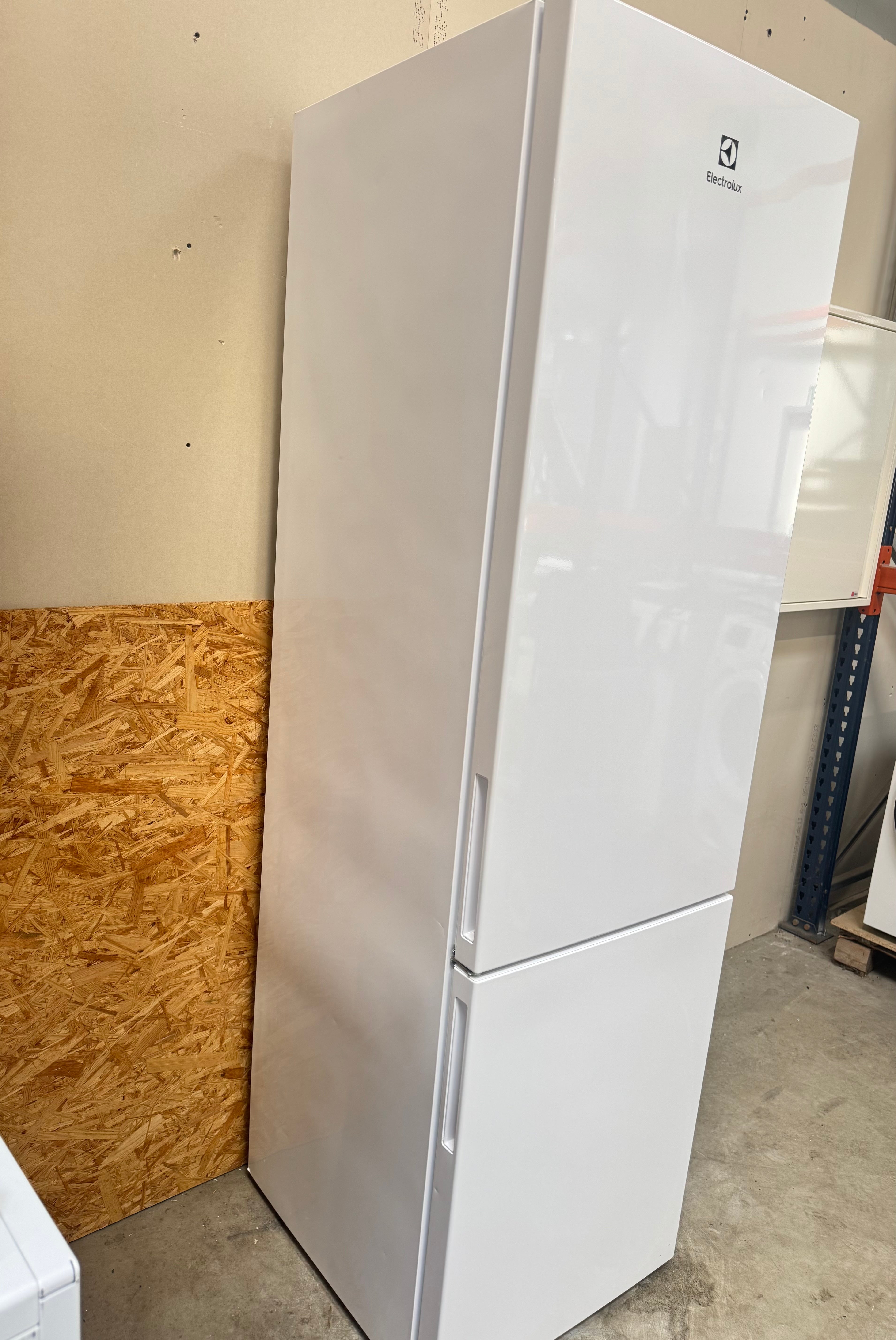 Electrolux køle/fryseskab LNC7ME34W1 - D19036