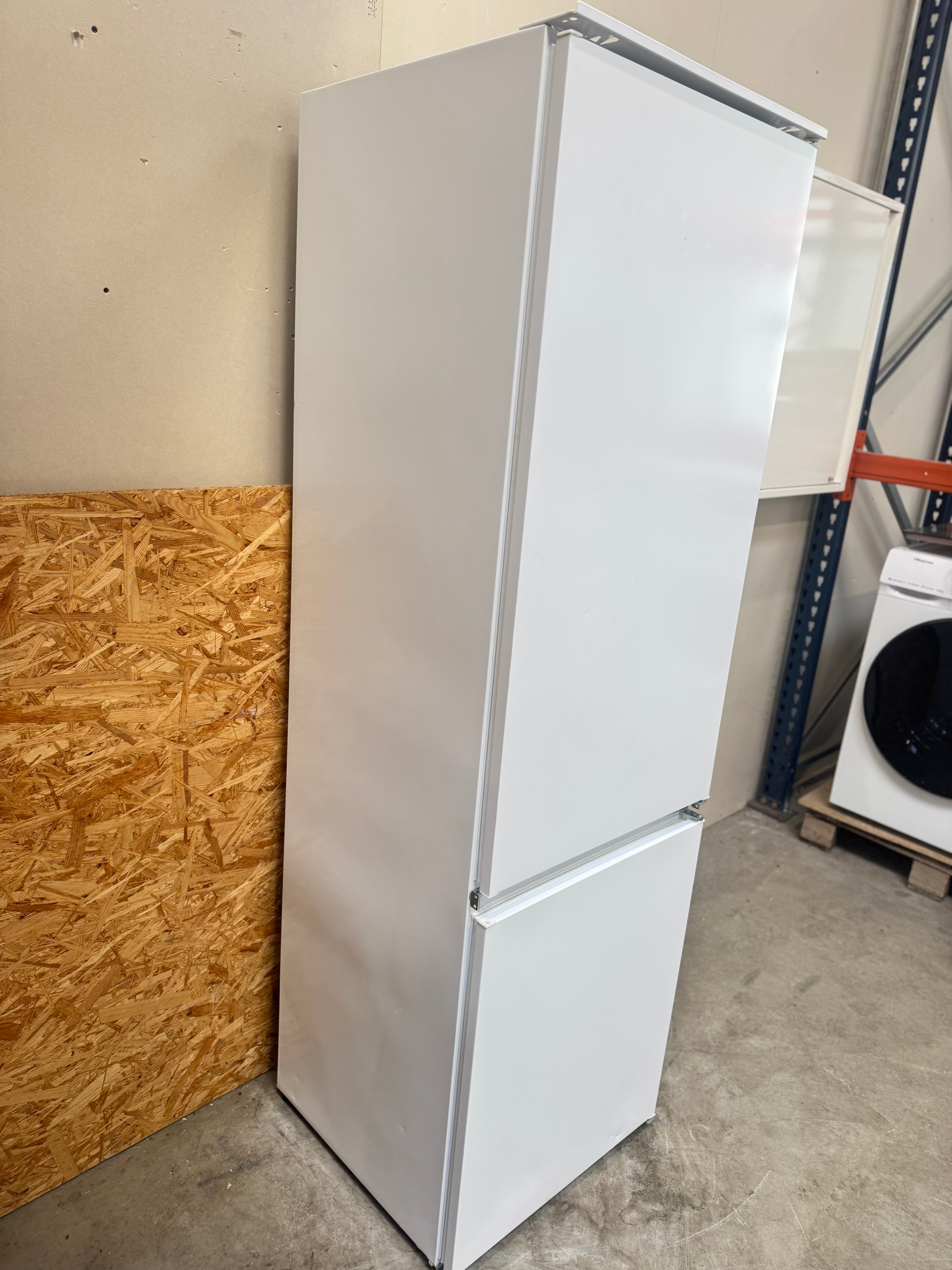 Electrolux  integrerbart køle/fryseskab LNT3LF18S - D19101