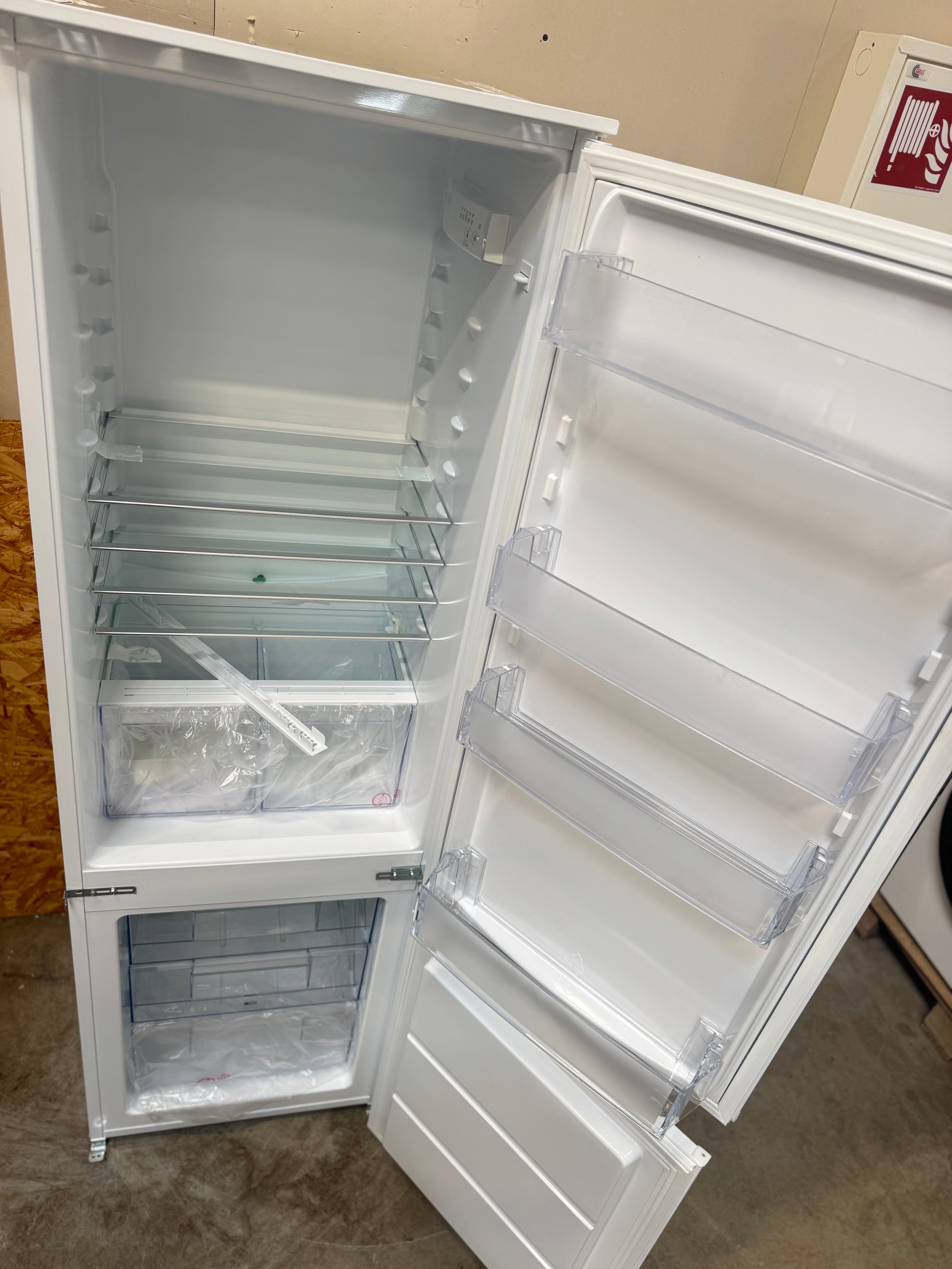Electrolux  integrerbart køle/fryseskab LNT3LF18S - D19101